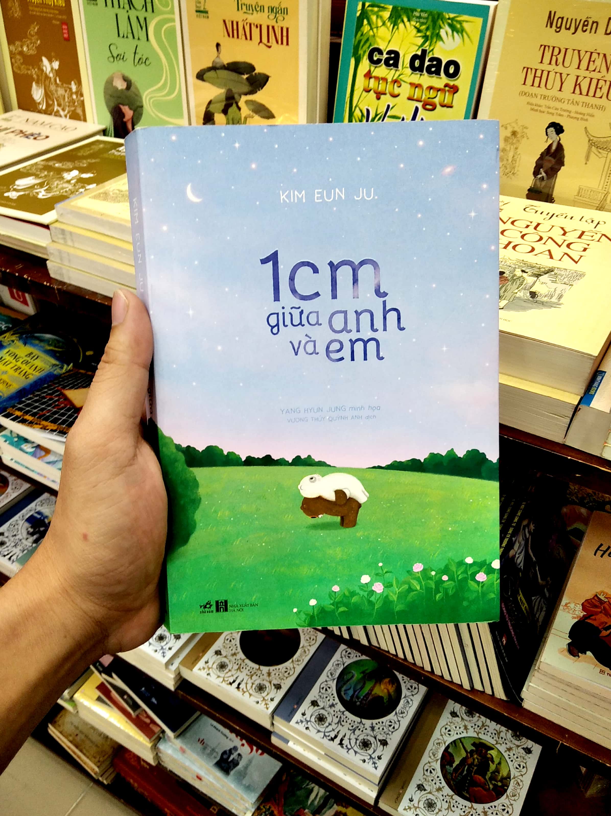 1 cm giữa anh và em