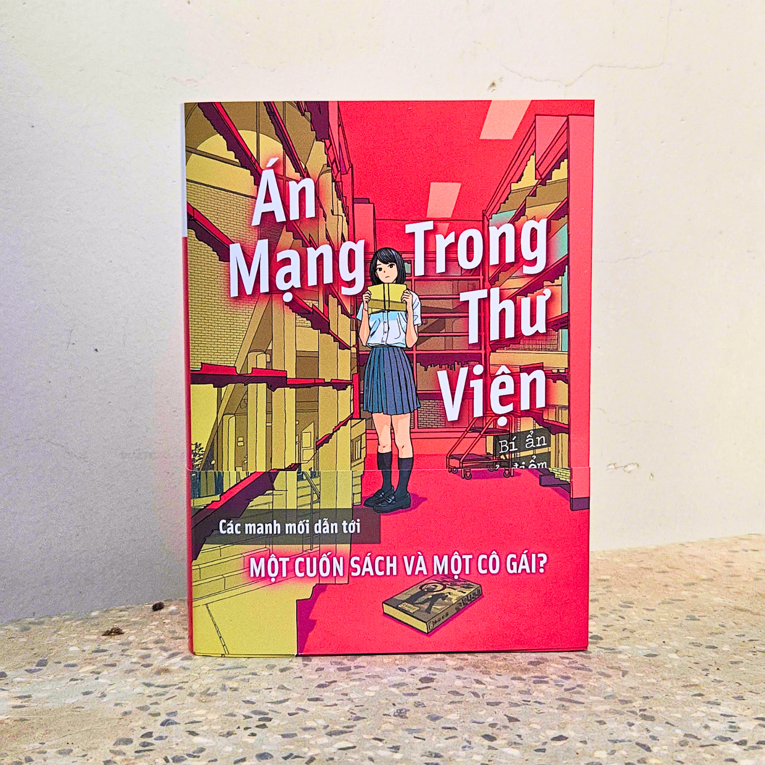 An Mang Trong Thu Vien - Bi An Loi Chi Diem Dam Mau - Ban Dac Biet - Tang Kem Obi + Bookmark + Postcard Boi