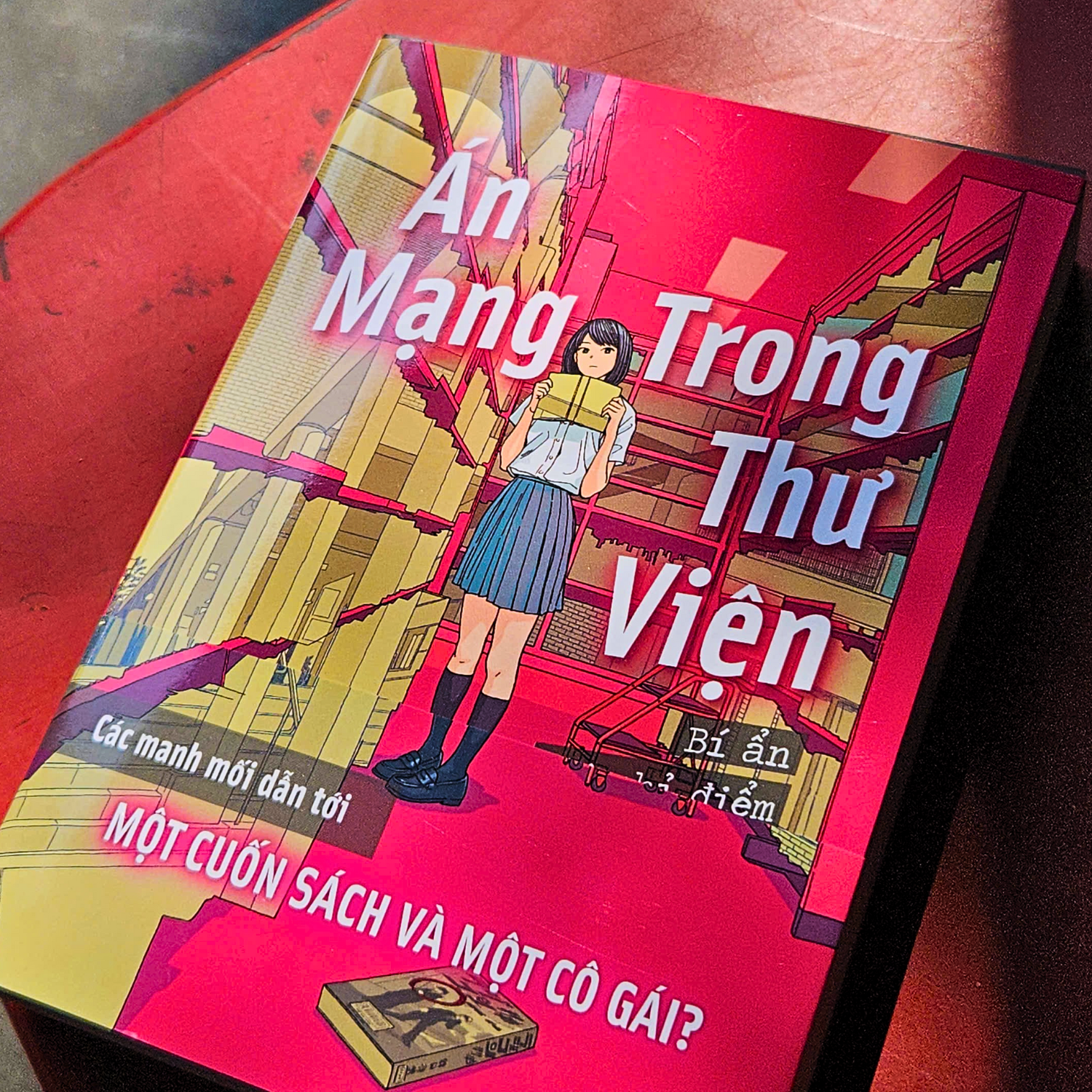 An Mang Trong Thu Vien - Bi An Loi Chi Diem Dam Mau - Ban Dac Biet - Tang Kem Obi + Bookmark + Postcard Boi
