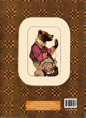 bà gấu già ngồi trên khúc gỗ