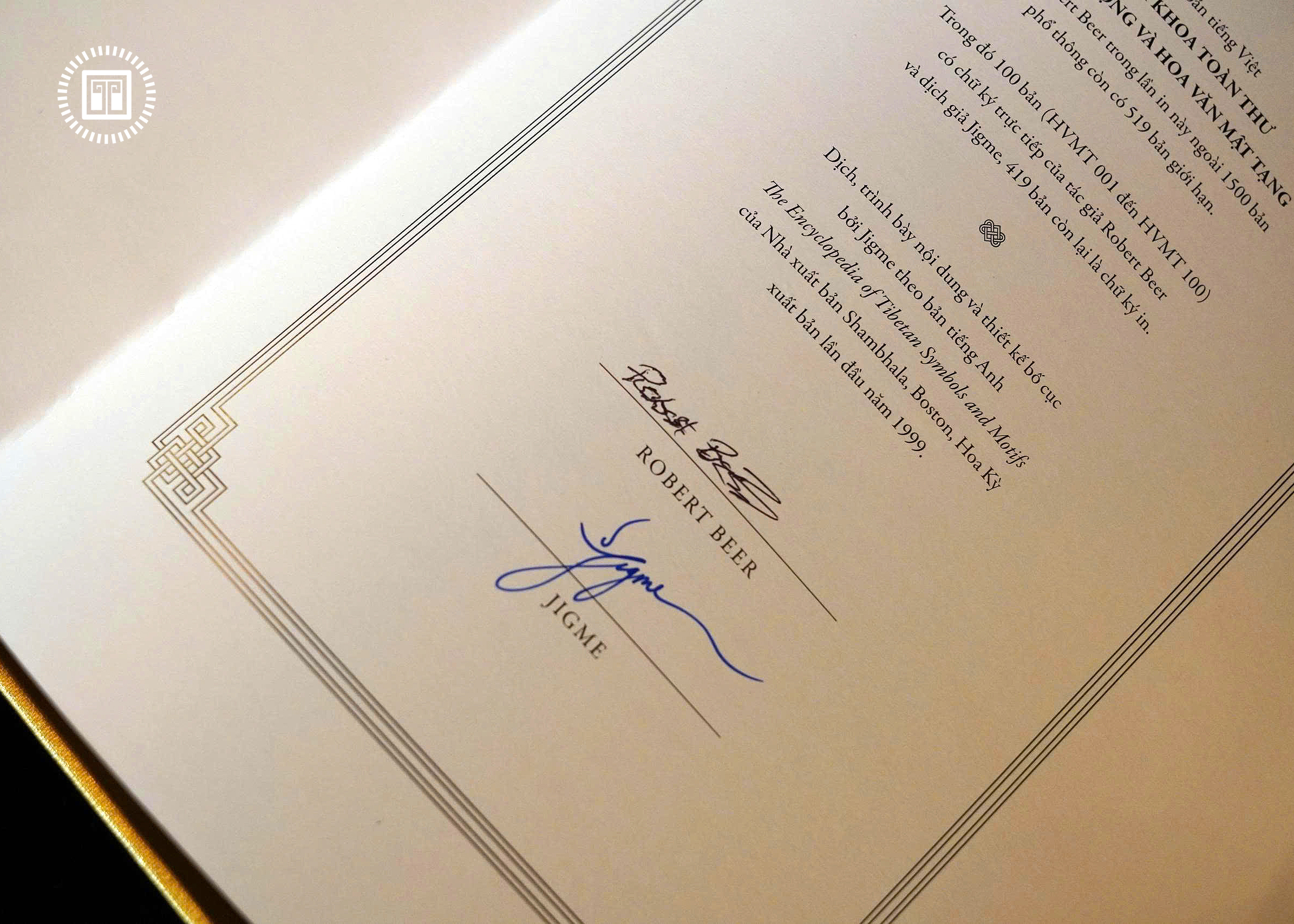 Bach Khoa Toan Thu Bieu Tuong Va Hoa Van Mat Tang - An Ban Gioi Han - Bia Buckram - Ban Co Hop + Chu Ky Tac Gia Va Dich Gia