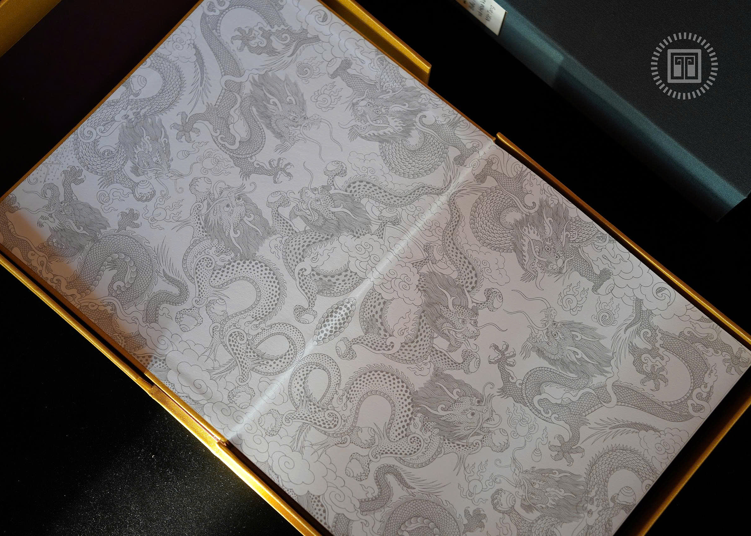 Bach Khoa Toan Thu Bieu Tuong Va Hoa Van Mat Tang - An Ban Gioi Han - Bia Buckram - Ban Co Hop + Chu Ky Tac Gia Va Dich Gia