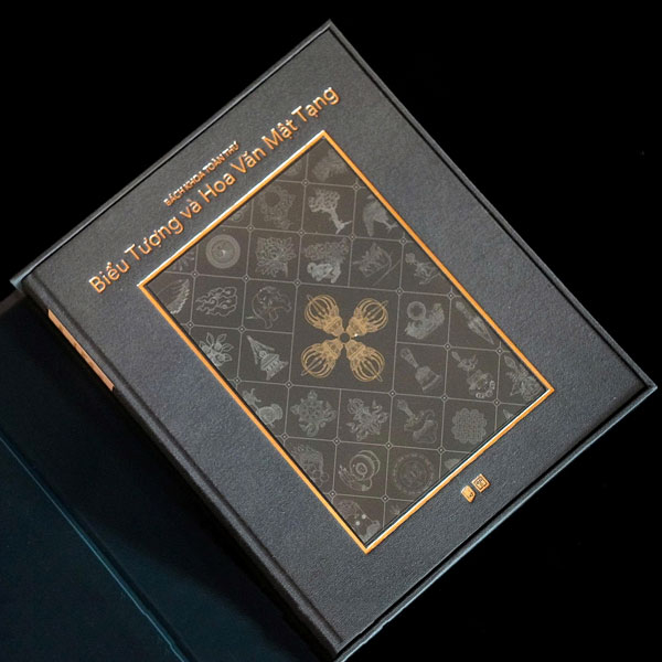Bach Khoa Toan Thu Bieu Tuong Va Hoa Van Mat Tang - An Ban Gioi Han - Bia Buckram - Ban Co Hop + Chu Ky Tac Gia Va Dich Gia