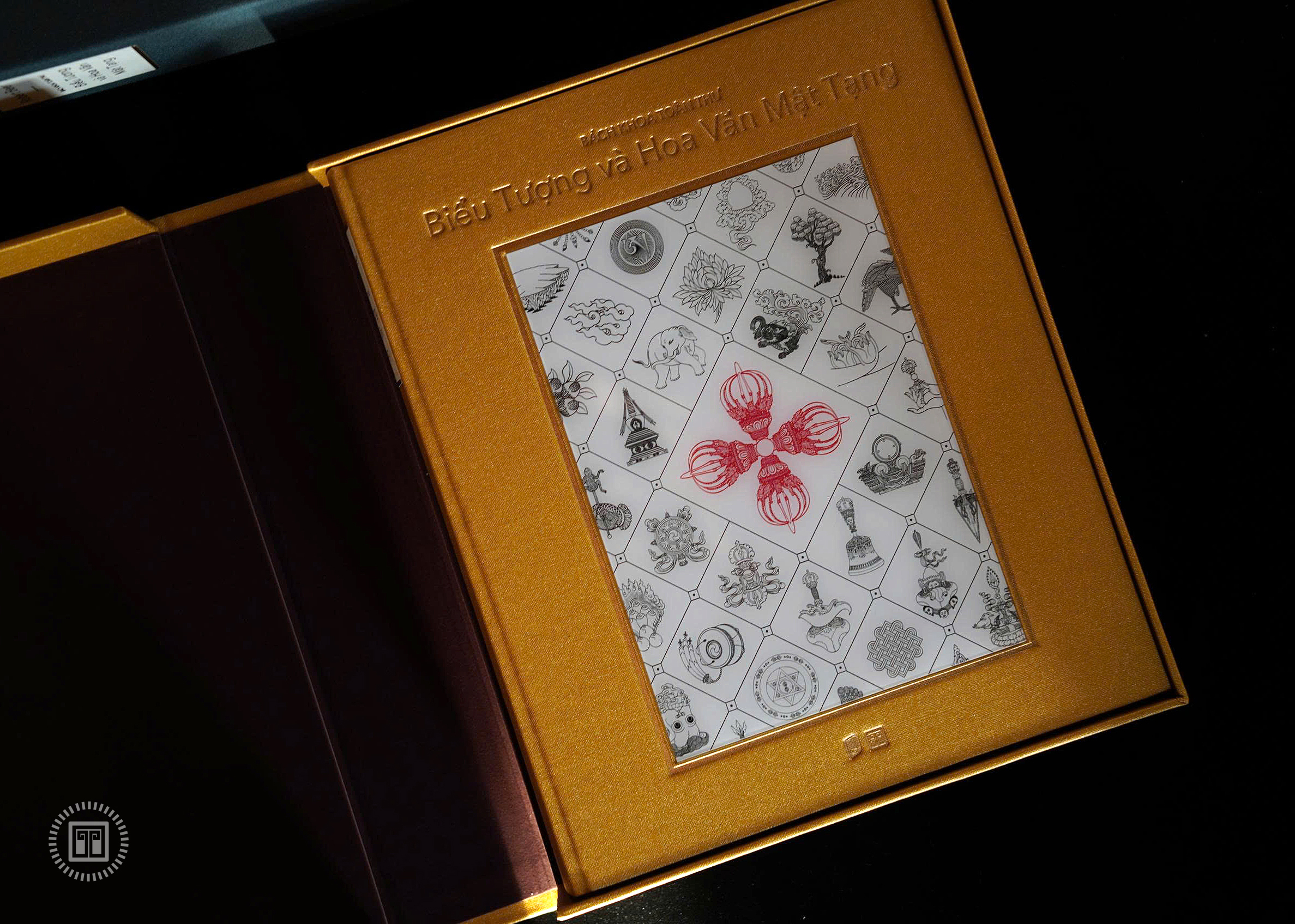 Bach Khoa Toan Thu Bieu Tuong Va Hoa Van Mat Tang - An Ban Gioi Han - Bia Buckram - Ban Co Hop + Chu Ky Tac Gia Va Dich Gia