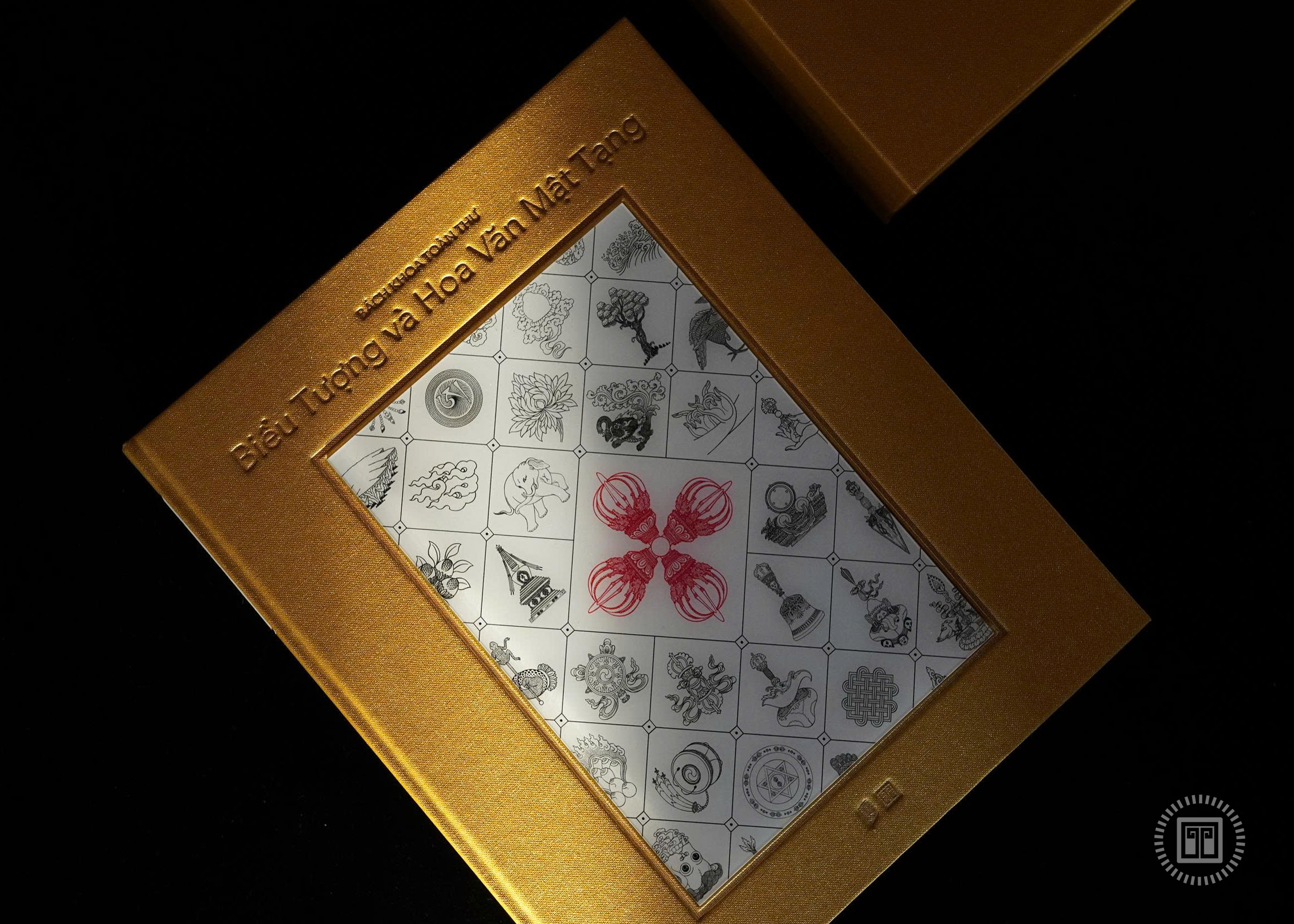 Bach Khoa Toan Thu Bieu Tuong Va Hoa Van Mat Tang - An Ban Gioi Han - Bia Buckram - Ban Co Hop + Chu Ky Tac Gia Va Dich Gia