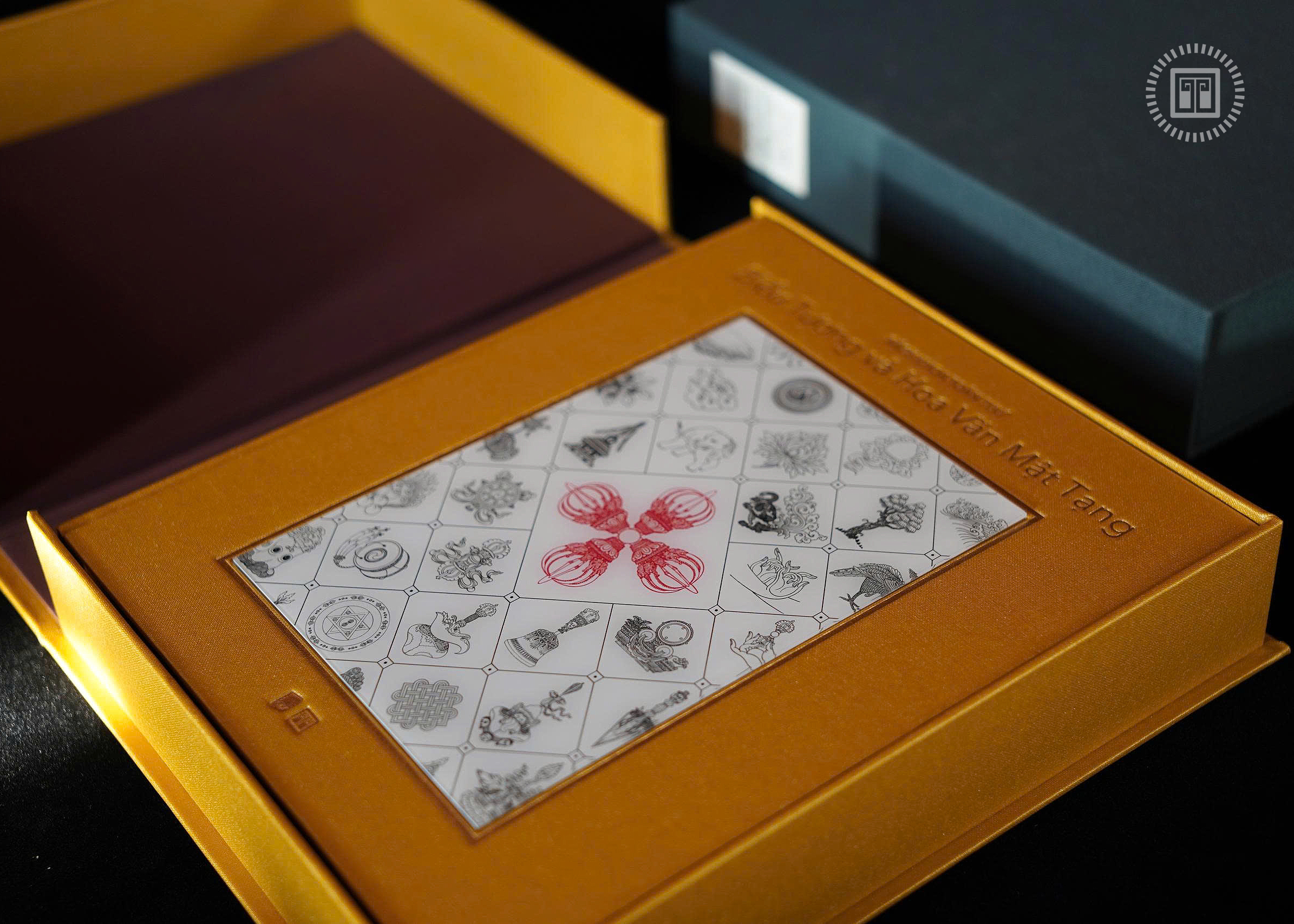 Bach Khoa Toan Thu Bieu Tuong Va Hoa Van Mat Tang - An Ban Gioi Han - Bia Buckram - Ban Co Hop + Chu Ky Tac Gia Va Dich Gia