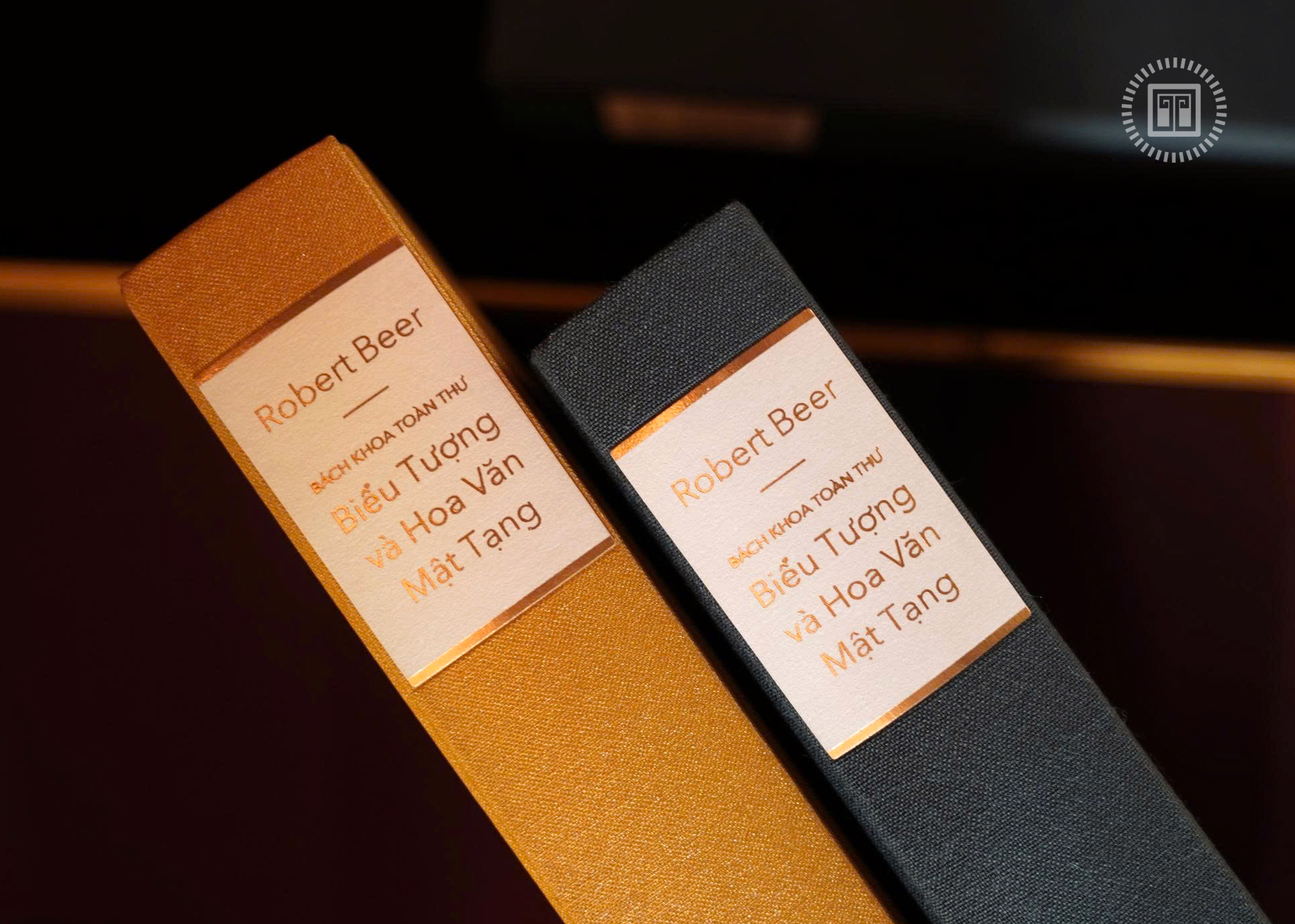 Bach Khoa Toan Thu Bieu Tuong Va Hoa Van Mat Tang - An Ban Gioi Han - Bia Buckram - Ban Co Hop + Chu Ky Tac Gia Va Dich Gia