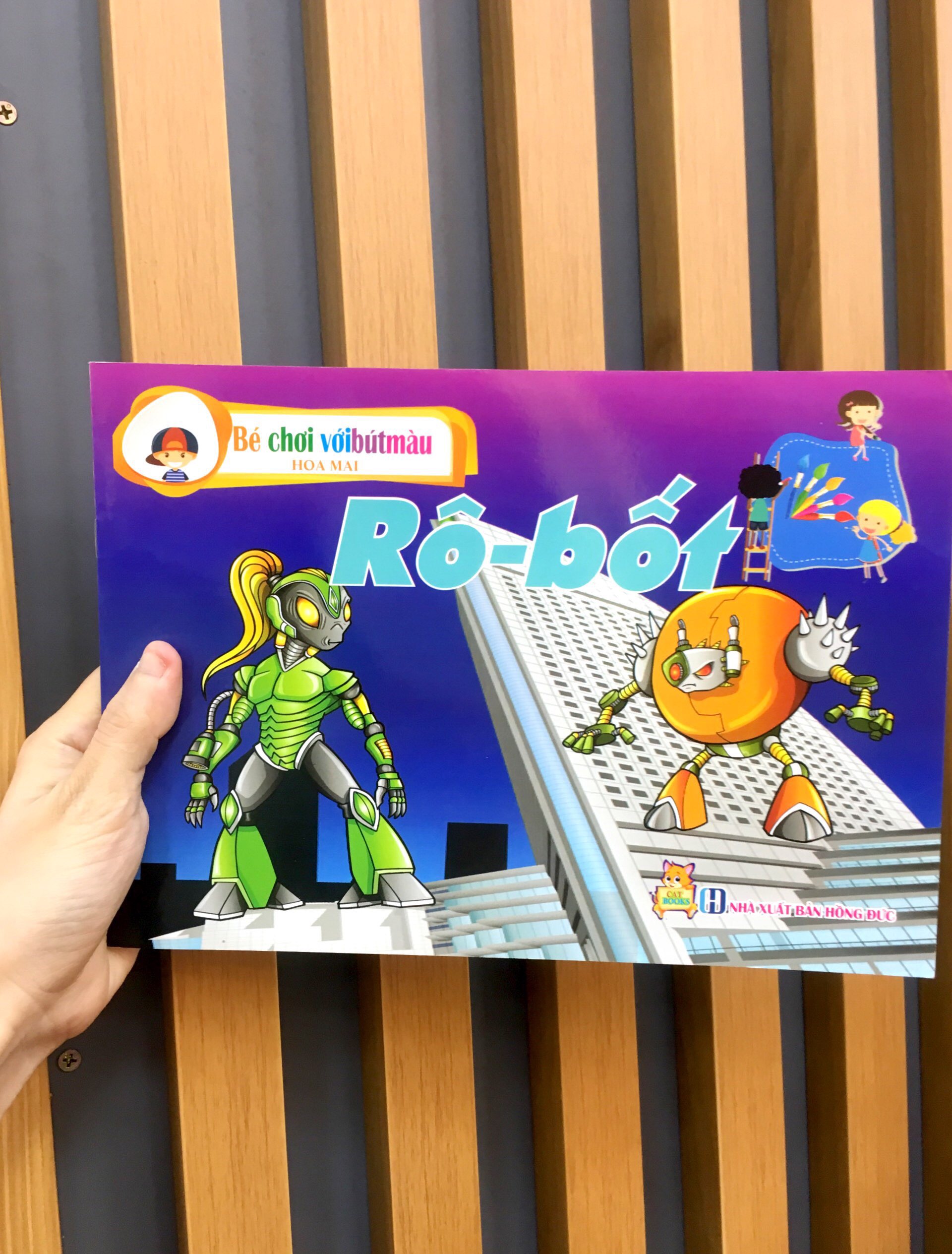 bé chơi với bút màu - rô - bốt