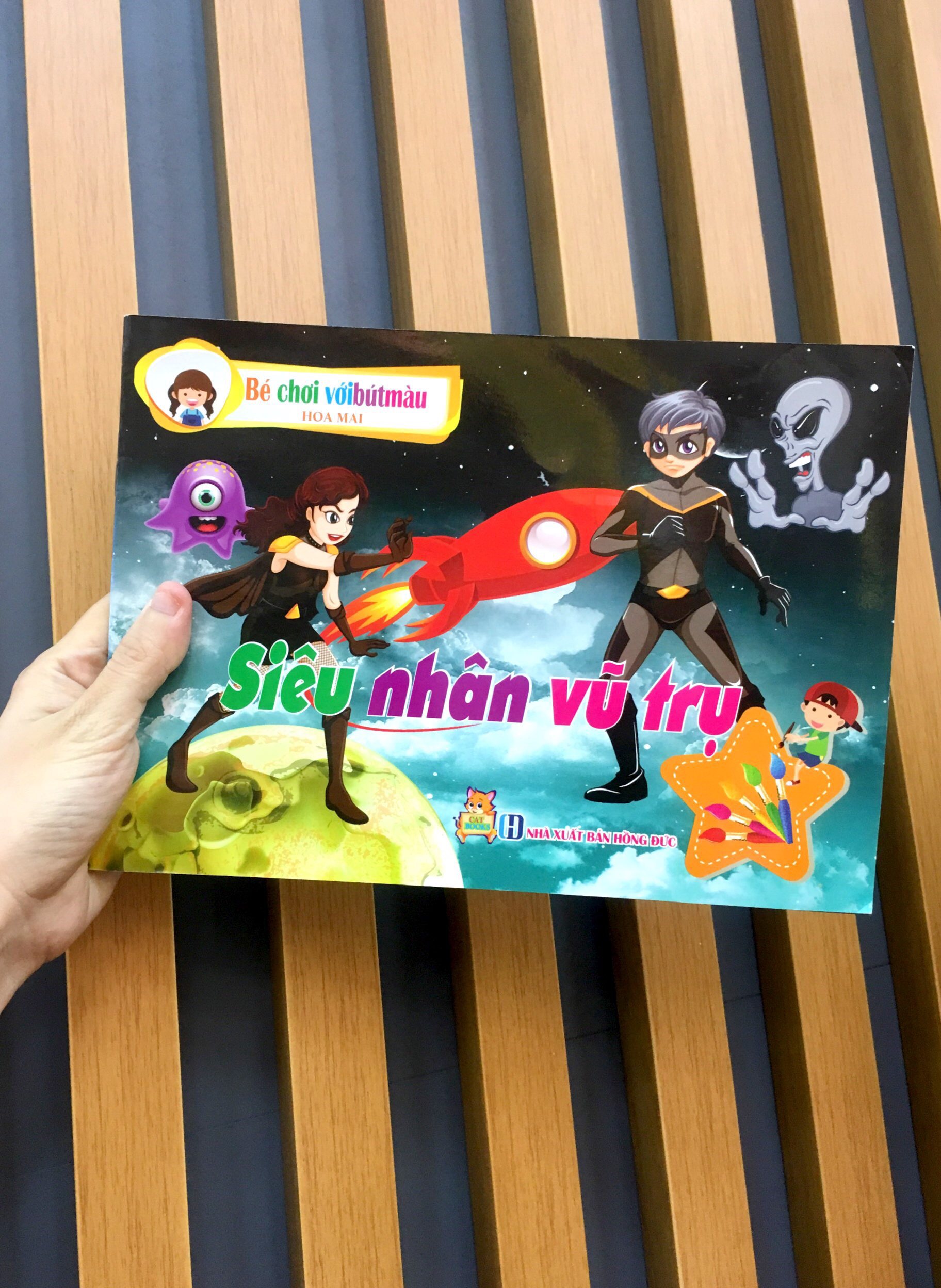 bé chơi với bút màu - siêu nhân với vũ trụ