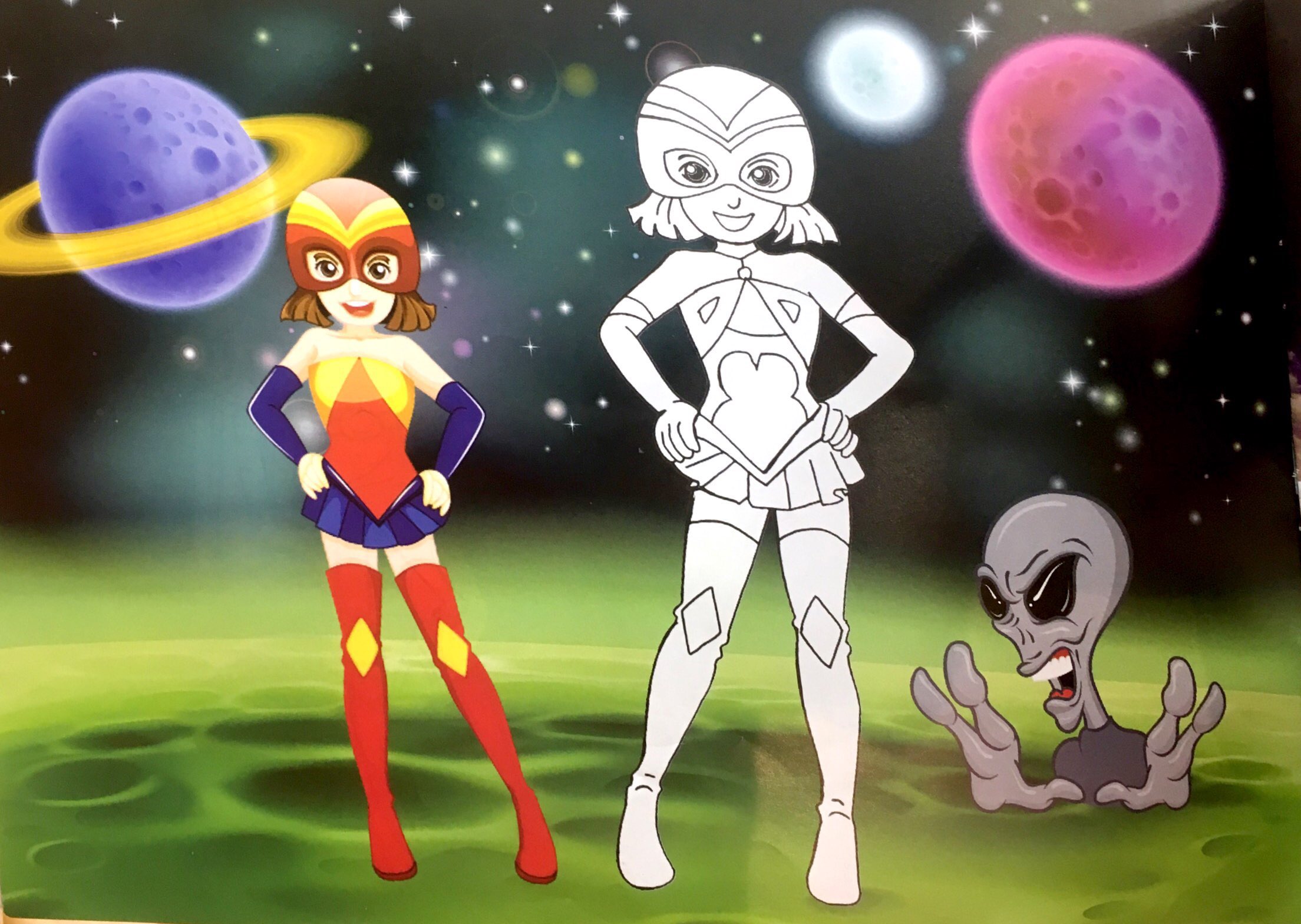 bé chơi với bút màu - siêu nhân với vũ trụ