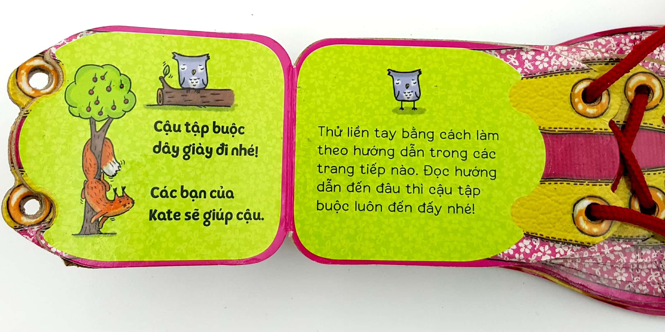 bé gái khéo tay buộc dây giày