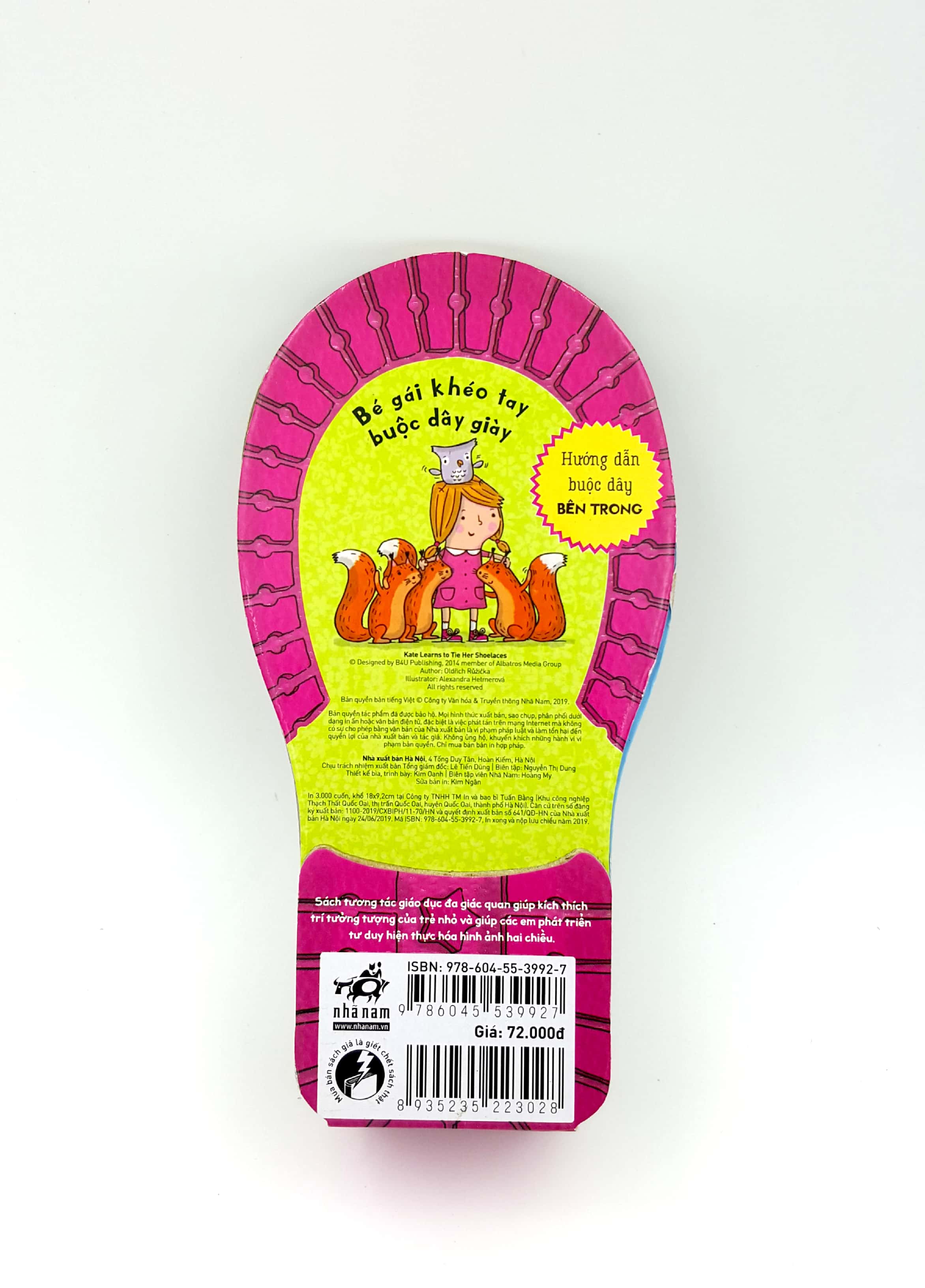 bé gái khéo tay buộc dây giày