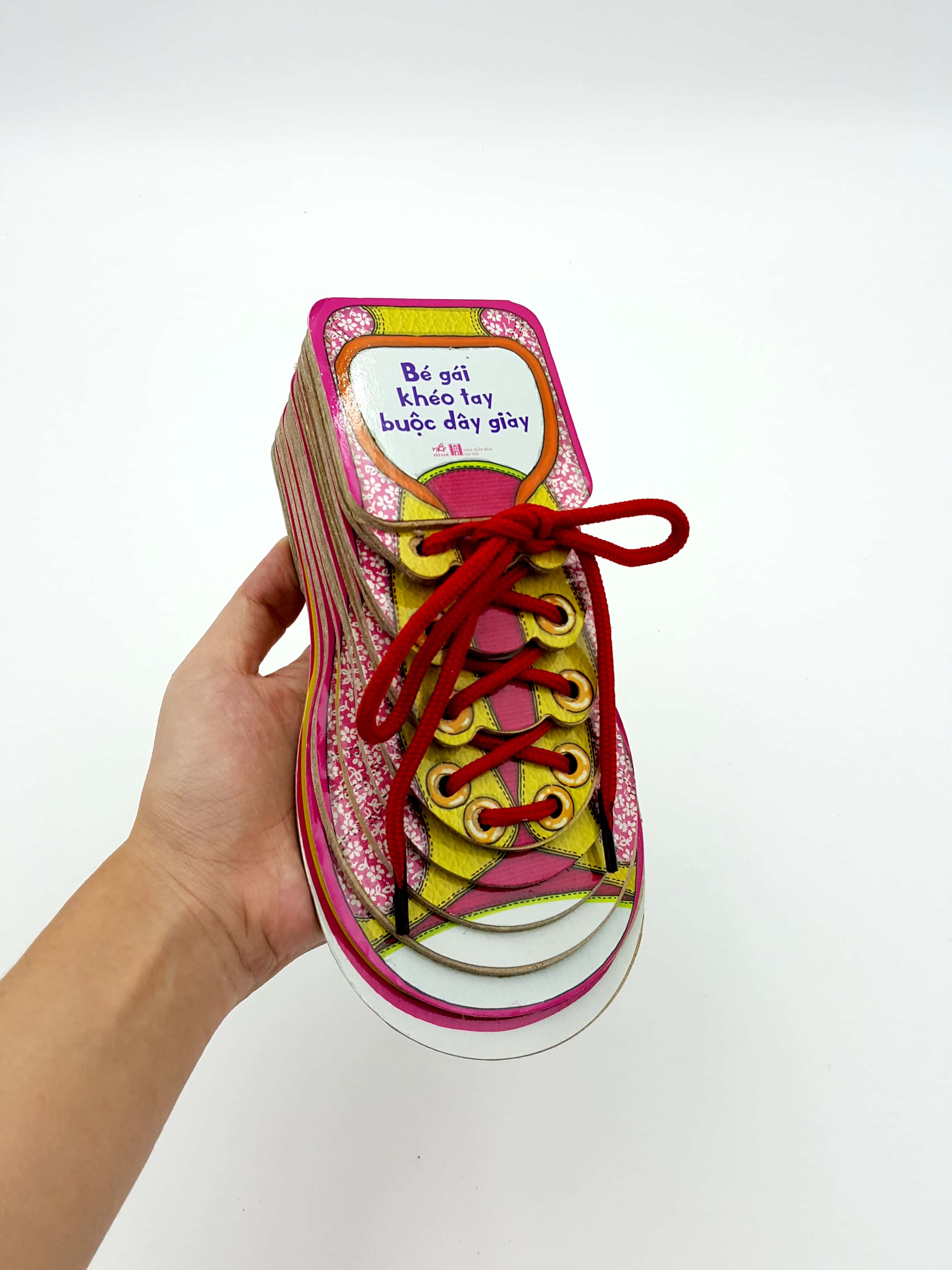 bé gái khéo tay buộc dây giày