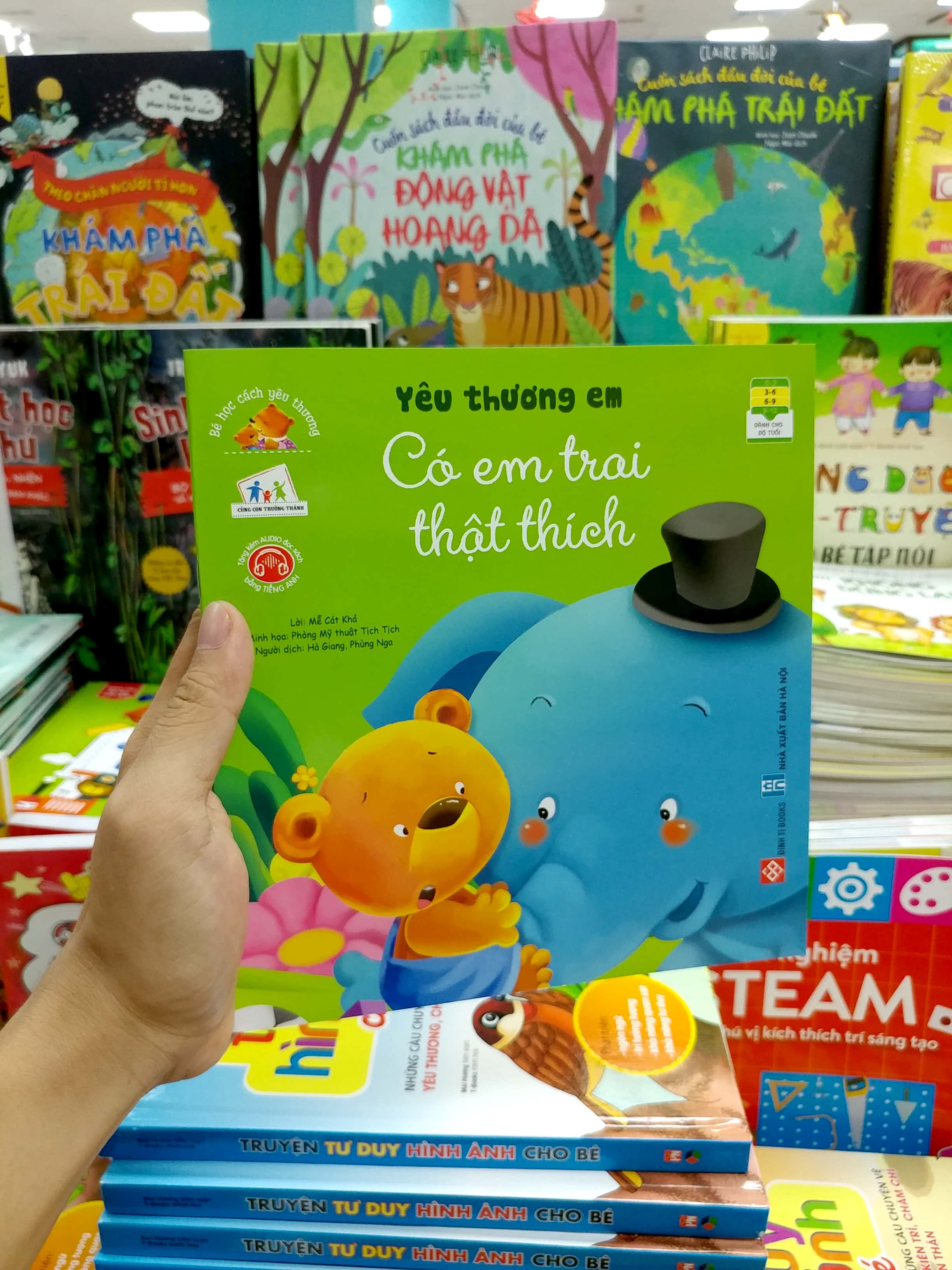 bé học cách yêu thương - yêu thương em - có em trai thật thích