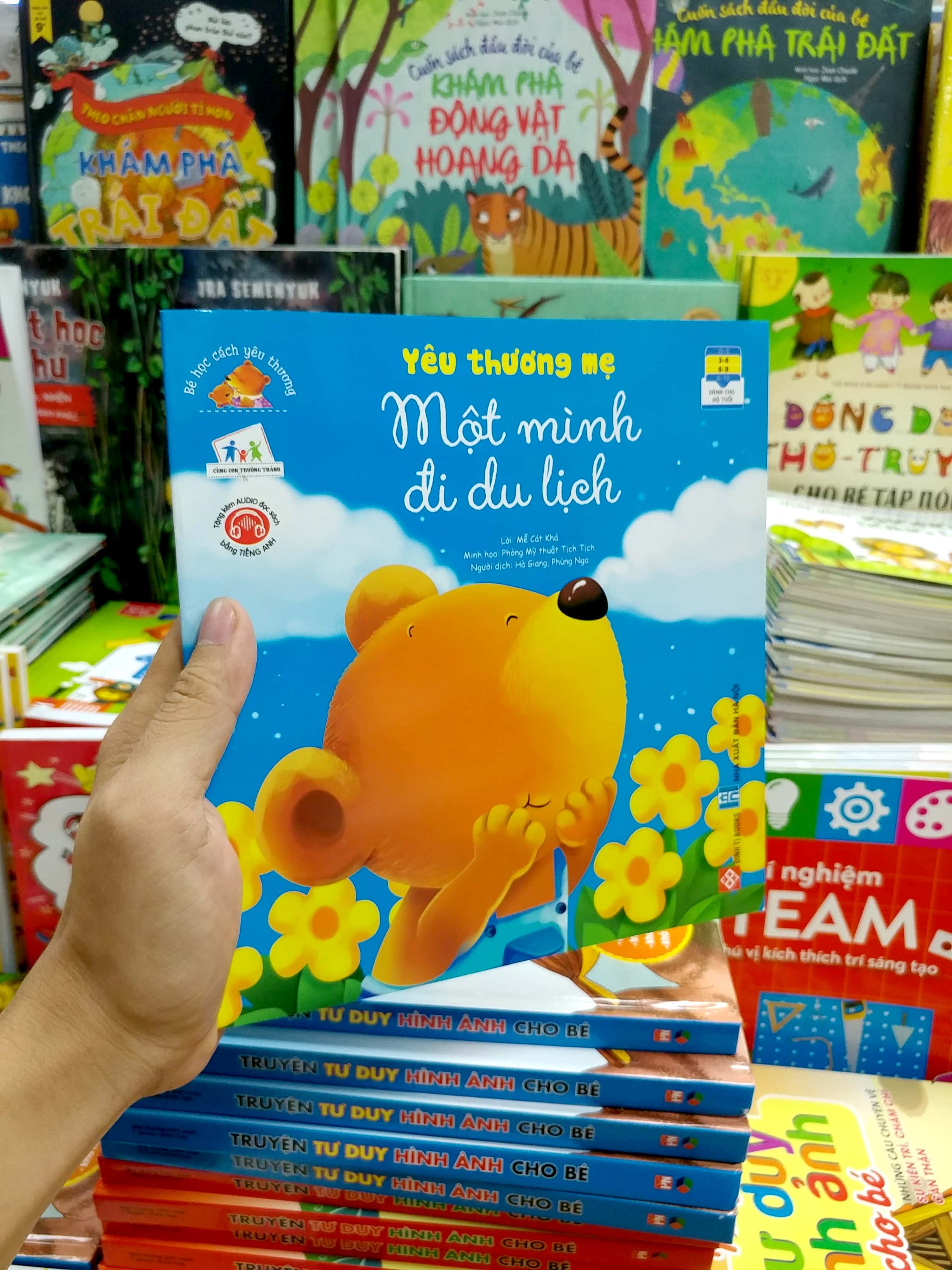 bé học cách yêu thương - yêu thương mẹ - một mình đi du lịch