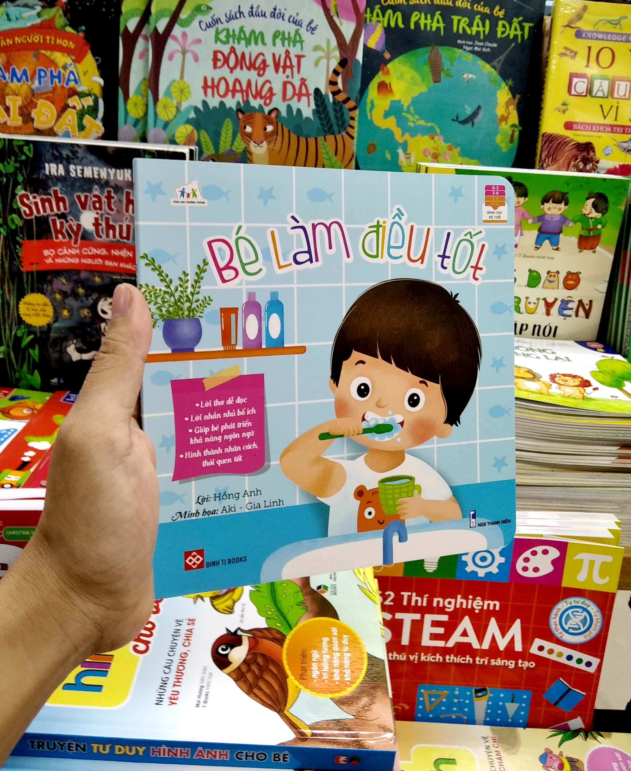 bé làm điều tốt