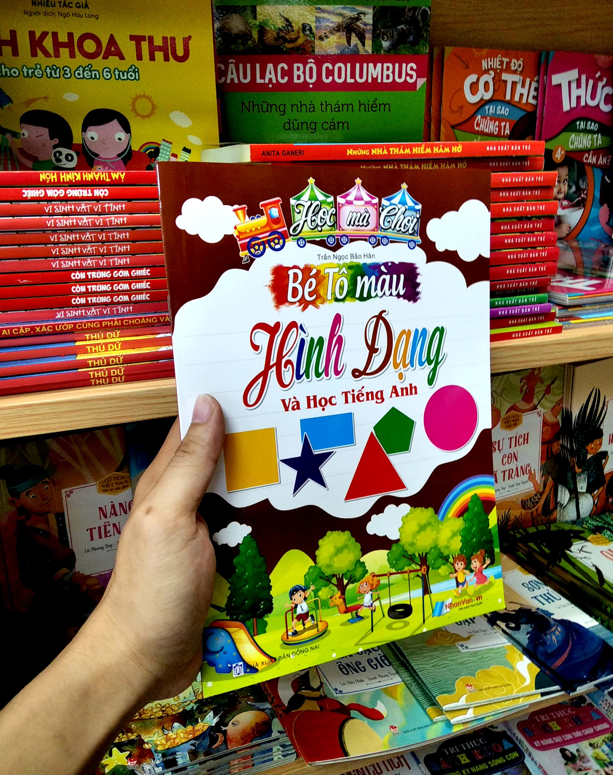 bé tô màu hình dạng và học tiếng anh​