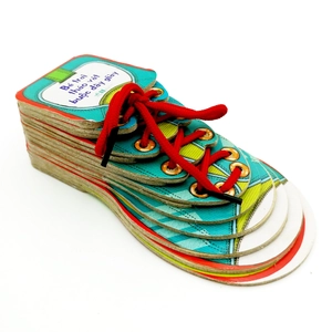 bé trai tháo vát buộc dây giày