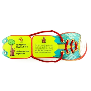 bé trai tháo vát buộc dây giày