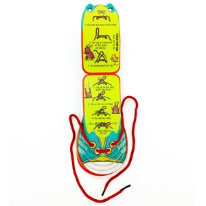 bé trai tháo vát buộc dây giày