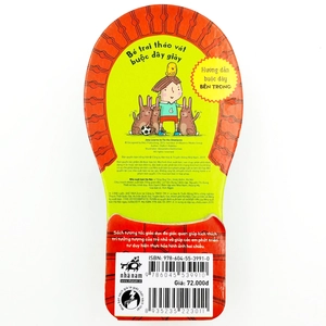 bé trai tháo vát buộc dây giày