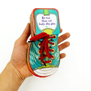 bé trai tháo vát buộc dây giày