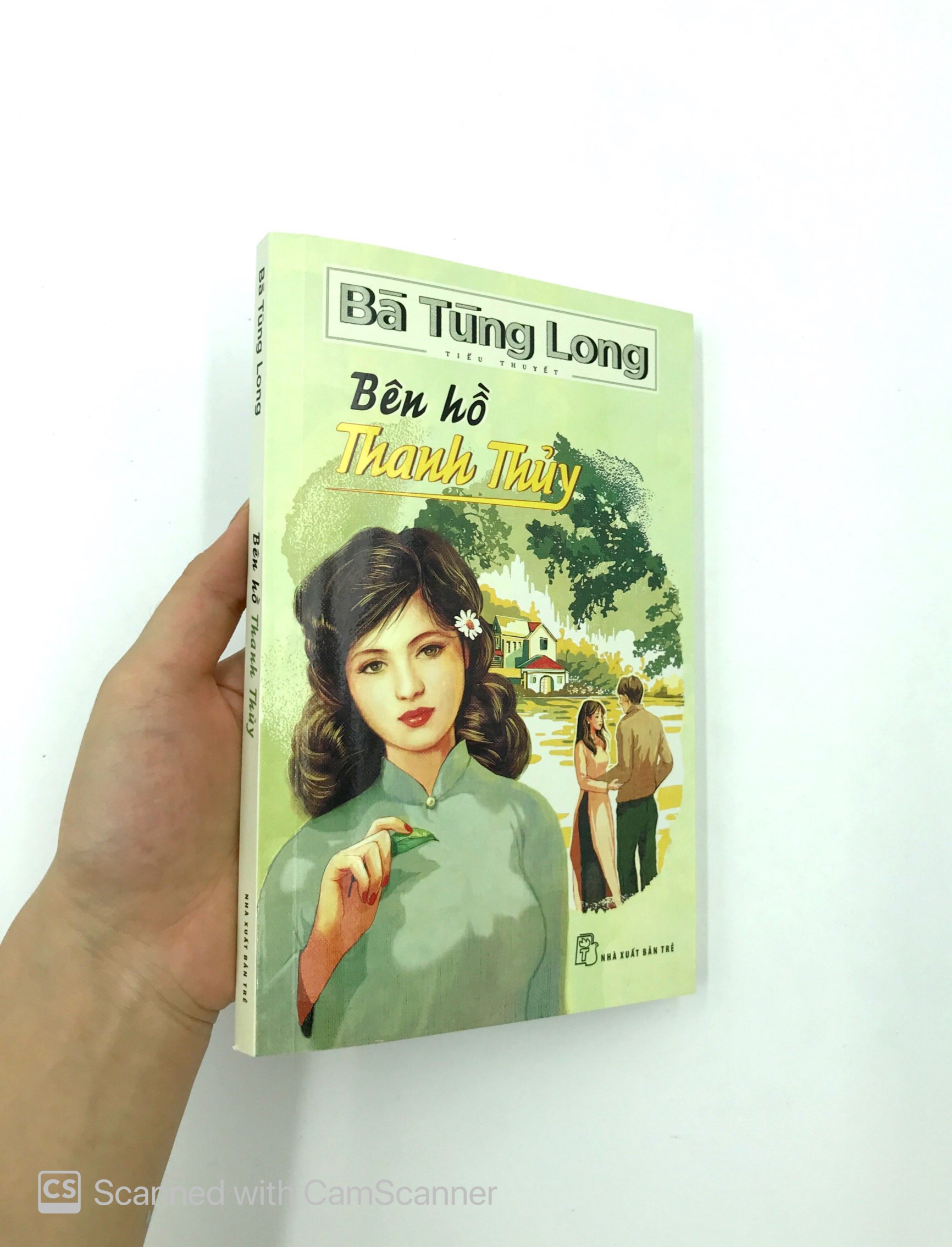 bên hồ thanh thủy