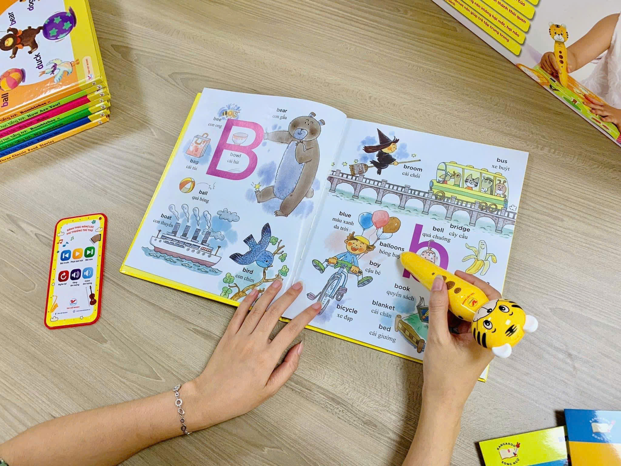 Bo
						
										
										But Cham Doc-Hoc Tieng Anh - Danh Thuc Nang Luc Phi Thuong Tu Tre Tho - But Hinh Ho (Danh Cho Tre Tu 0 Den 10 Tuoi)