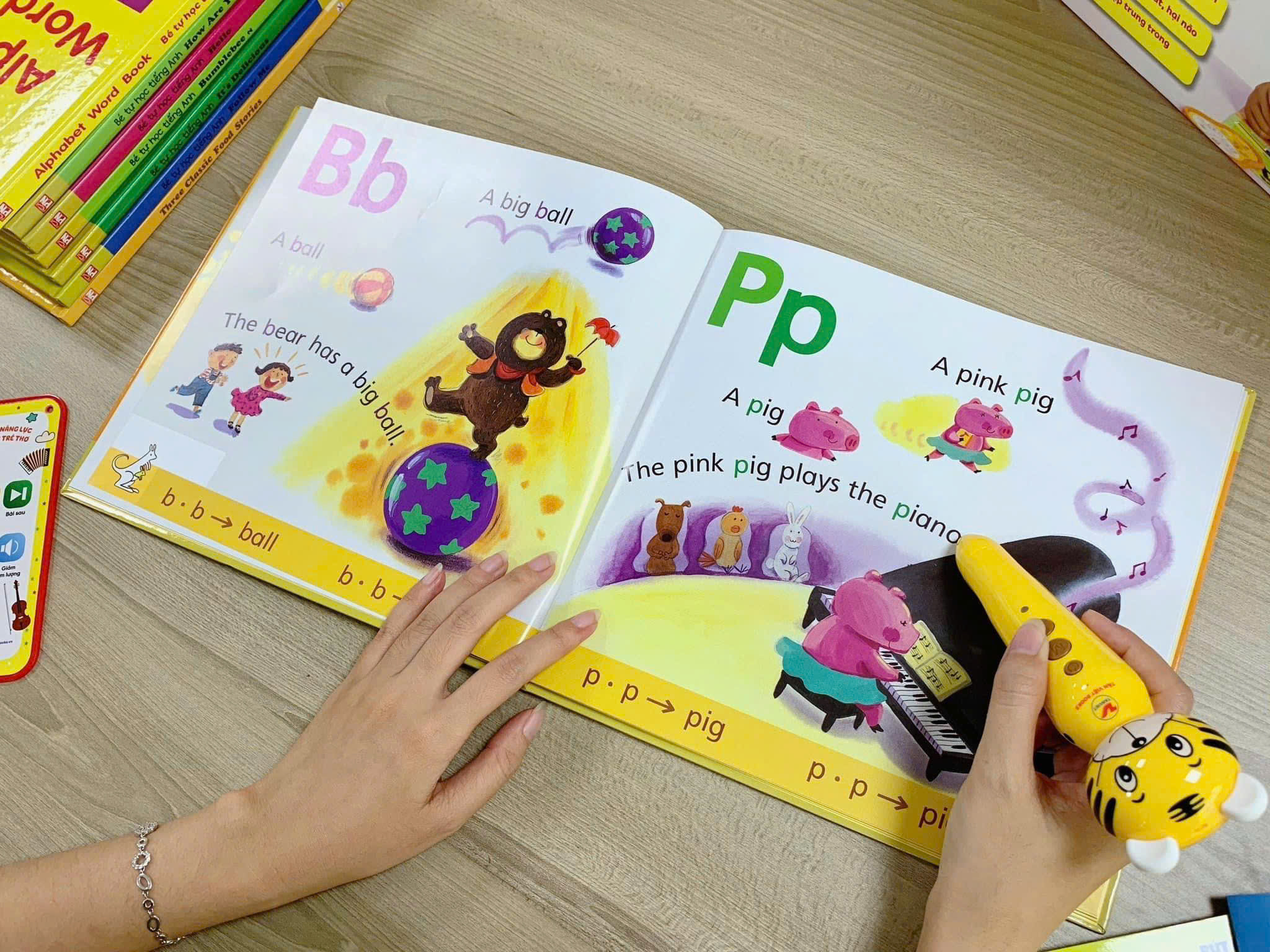 Bộ Bút Chấm Đọc-Học Tiếng Anh - Đánh Thức Năng Lực Phi Thường Từ Trẻ Thơ - Bút Hình Hổ (Dành Cho Trẻ Từ 0 Đến 10 Tuổi) - Tặng Kèm Sách Playtime In English - Level 3 - Happy Snowman - Người Tuyết Hạnh Phúc