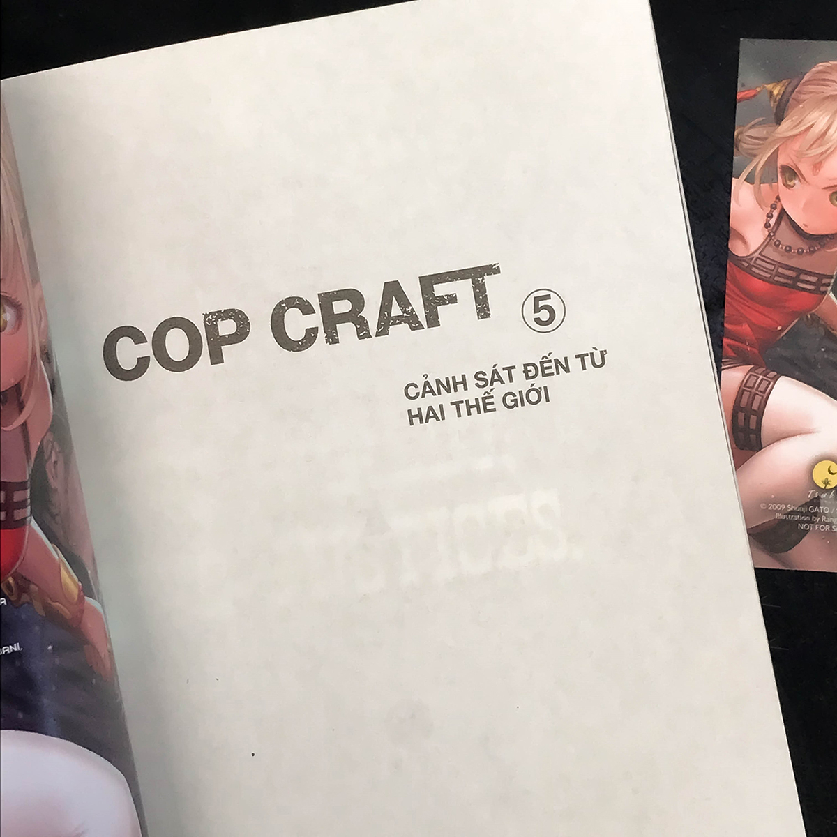bộ cop craft - cảnh sát đến từ hai thế giới - tập 5 - tặng kèm bookmark