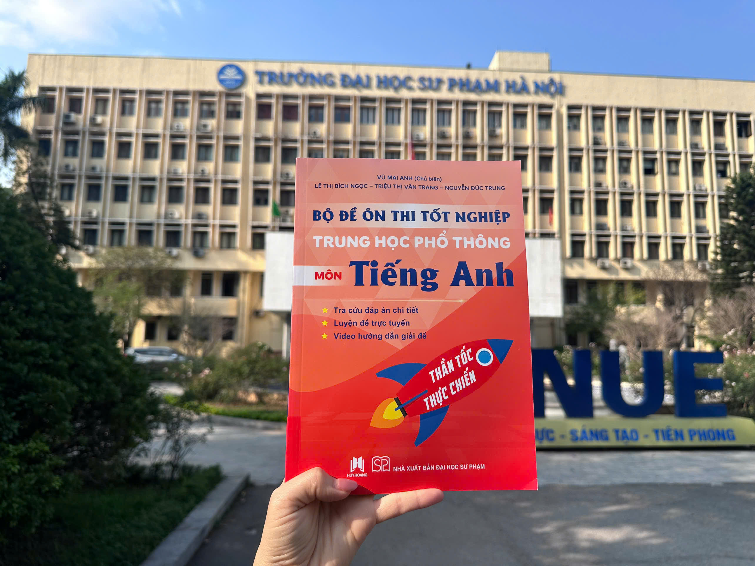Bộ Đề Ôn Thi Tốt Nghiệp Trung Học Phổ Thông - Môn Tiếng Anh