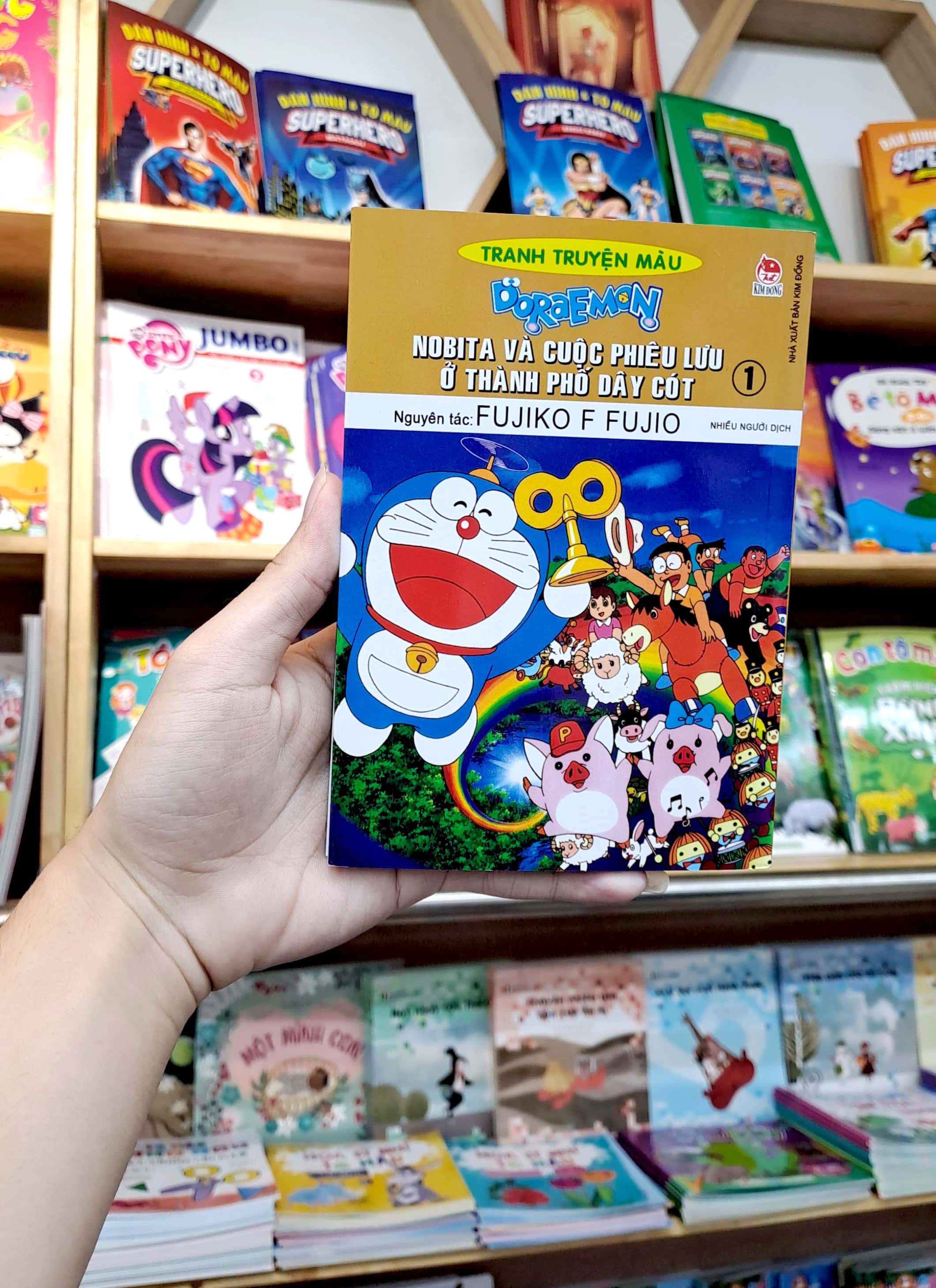 bộ doraemon - tranh truyện màu - nobita và cuộc phiêu lưu ở thành phố dây cót - tập 1 (tái bản 2023)