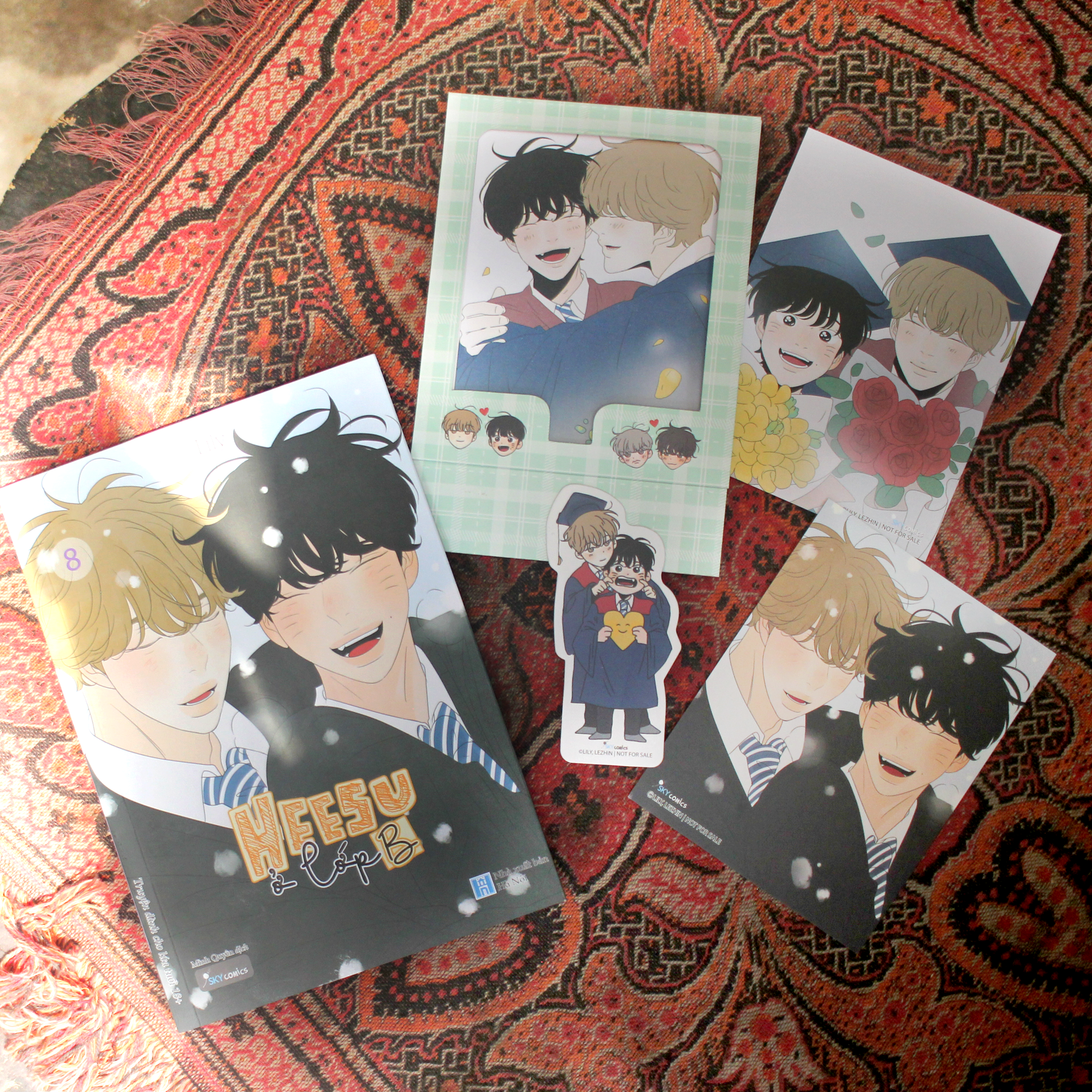 Bo
						
										
										Heesu O Lop B - Tap 8 - Tang Kem 1 Postcard Boi Cung + 1 Bookmark Nhan Vat Boi Cung + 1 Khung Anh Giay + 2 Postcard Giay Mi Thuat