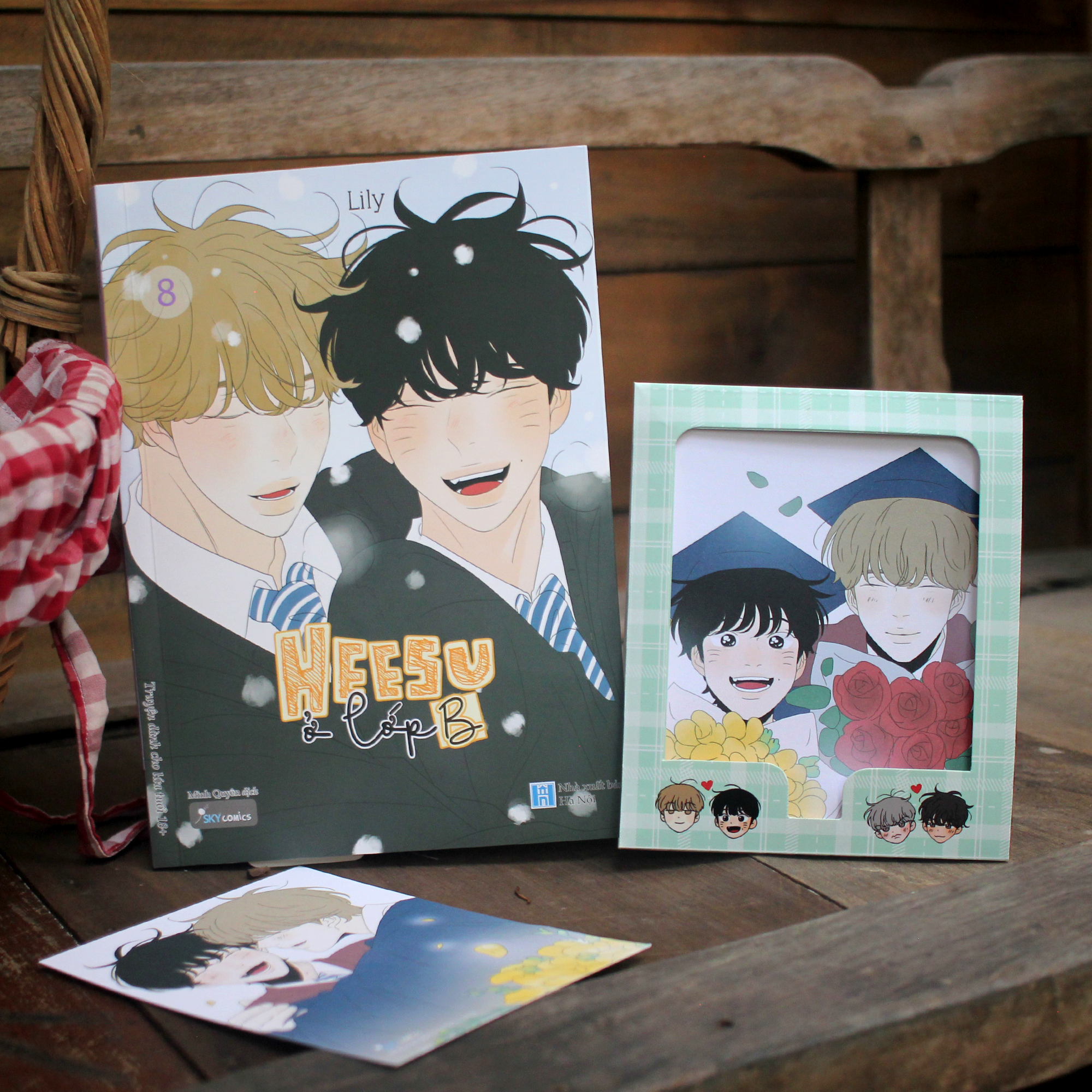 Bo
						
										
										Heesu O Lop B - Tap 8 - Tang Kem 1 Postcard Boi Cung + 1 Bookmark Nhan Vat Boi Cung + 1 Khung Anh Giay + 2 Postcard Giay Mi Thuat