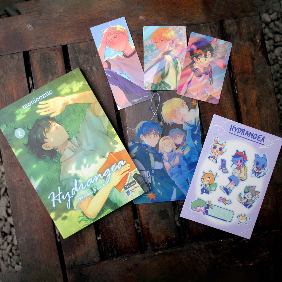 Bo
						
										
										Hydrangea - Ngay Hoa Tu Cau No - Tap 2 - Ban Dac Biet - Tang Kem 1 Bookmark 2 Mat Boi Cung + 1 Sticker Phu Nhu + 2 The Nhan Vat Phu Anh Ba Chieu + 1 The PVC