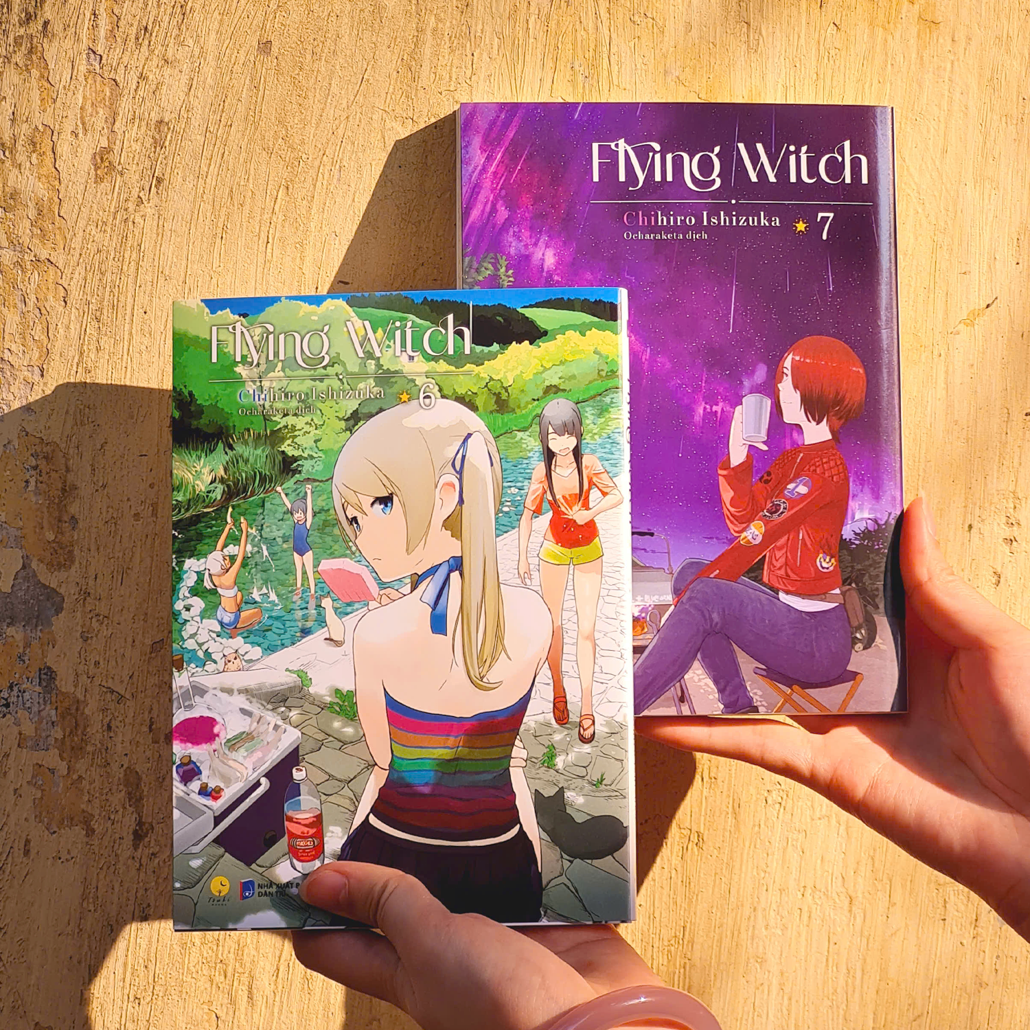 Bo Manga - Flying Witch - Tap 6 + Tap 7 (Bo 2 Tap) - Ban Dac Biet - Tang Kem Postcard Boi Cung