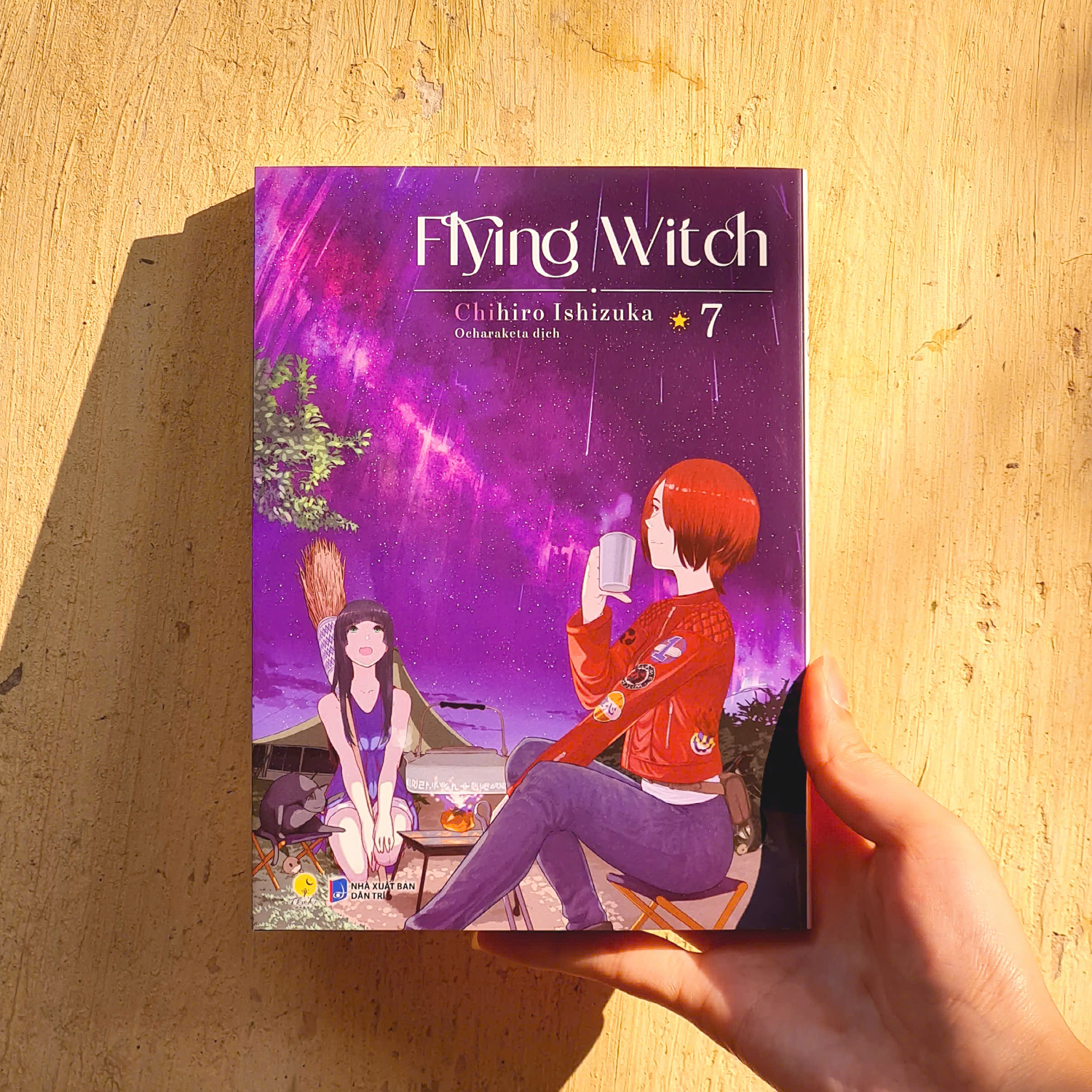 Bo Manga - Flying Witch - Tap 6 + Tap 7 (Bo 2 Tap) - Ban Dac Biet - Tang Kem Postcard Boi Cung