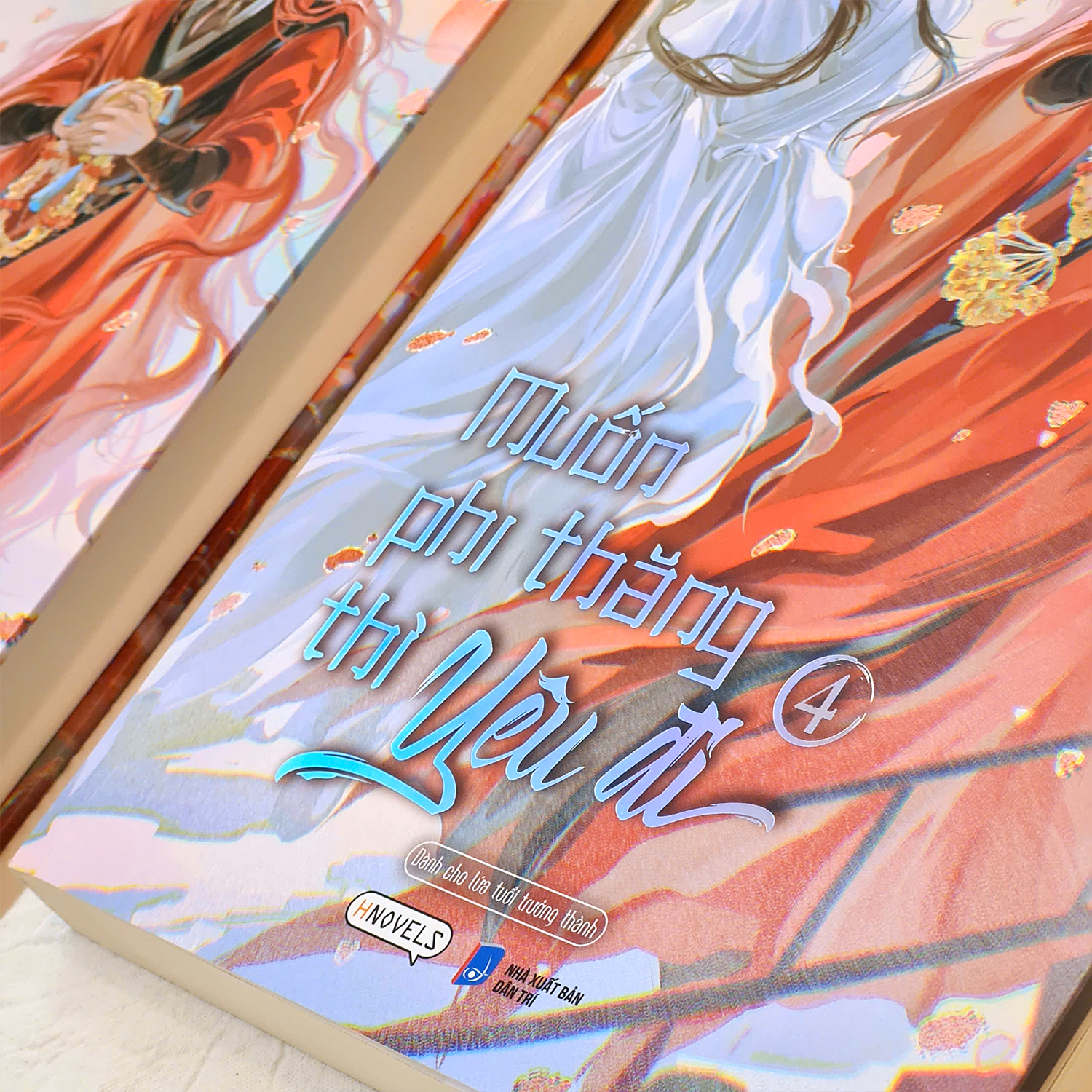 Bo
						
										
										Muon Phi Thang Thi Yeu Di - Tap 4 - Tang Kem Bookmark Tron Hai Mat + Postcard Boi Cung