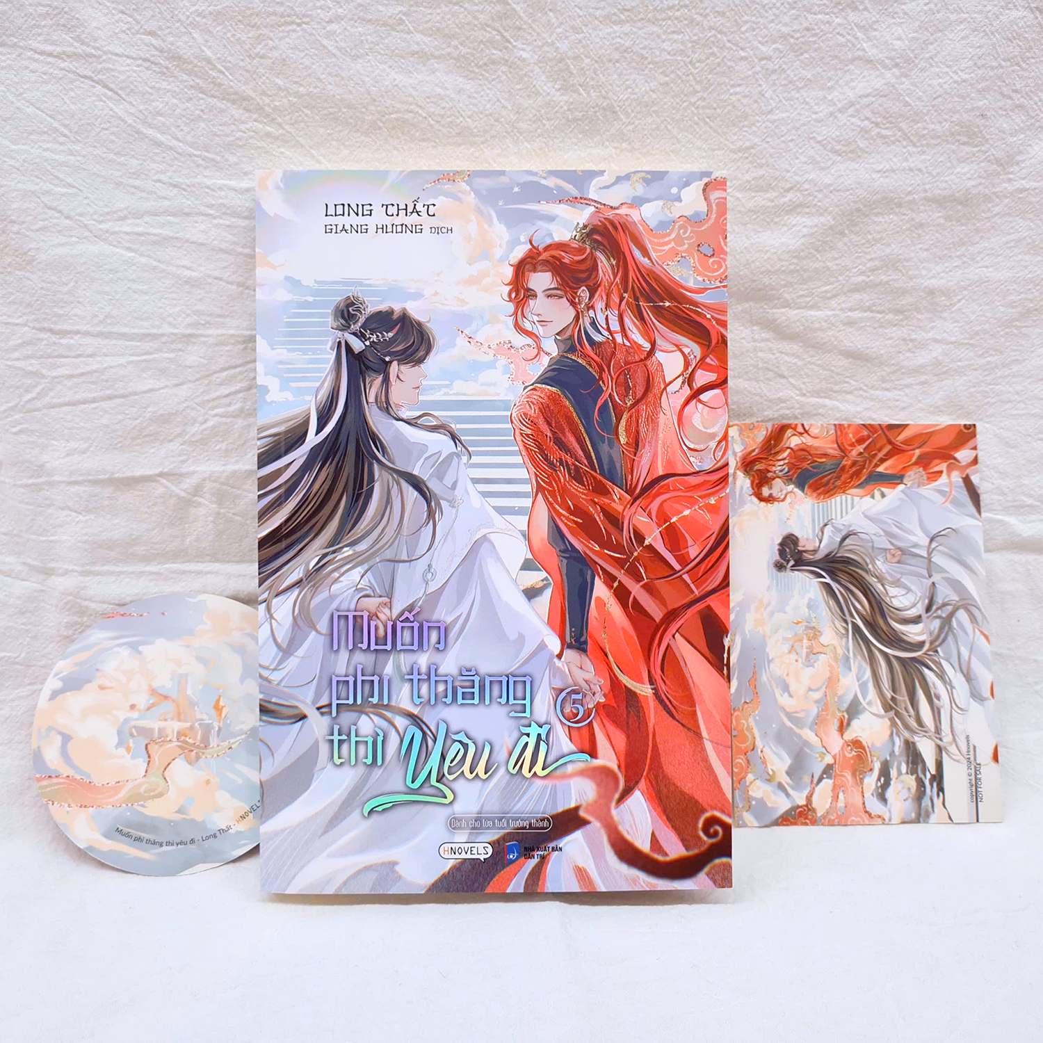 Bo
						
										
										Muon Phi Thang Thi Yeu Di - Tap 5 - Tang Kem Bookmark Tron Hai Mat + Postcard Boi Cung