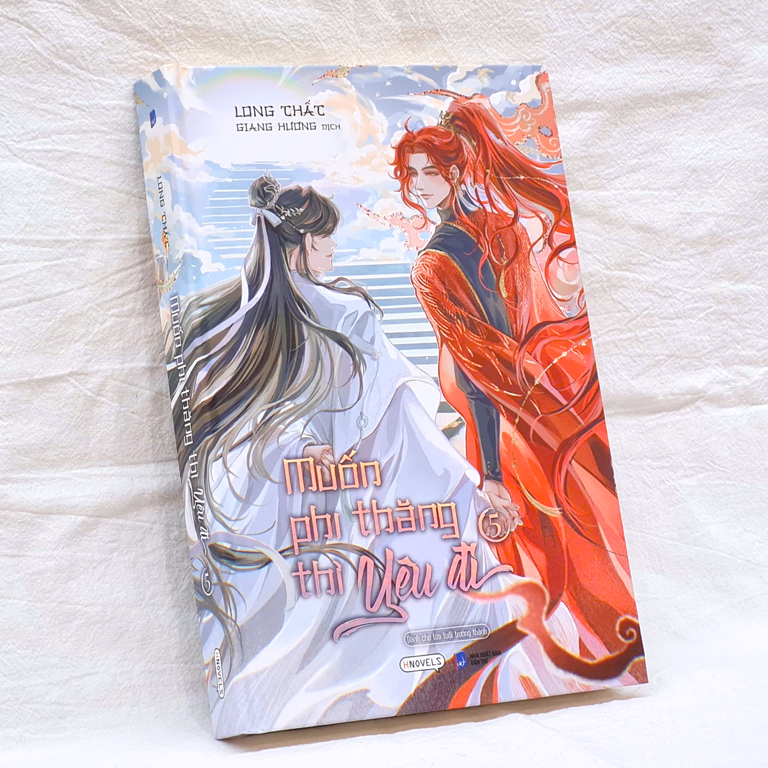 Bo
						
										
										Muon Phi Thang Thi Yeu Di - Tap 5 - Tang Kem Bookmark Tron Hai Mat + Postcard Boi Cung