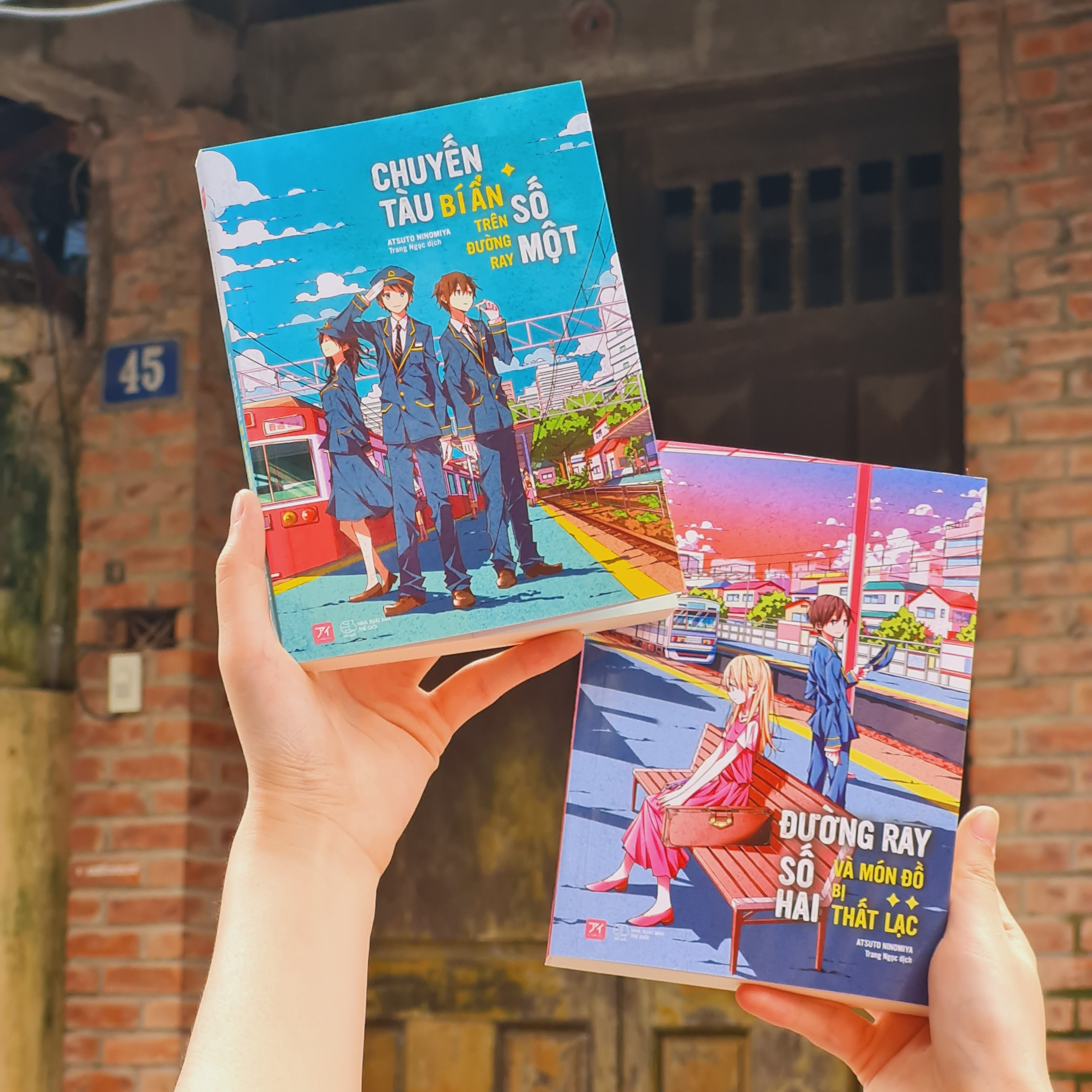 bộ sách chuyến tàu bí ẩn trên đường ray số một + đường ray số hai và món đồ bị thất lạc (bộ 2 cuốn) - tặng kèm 2 bookmark + 2 postcard