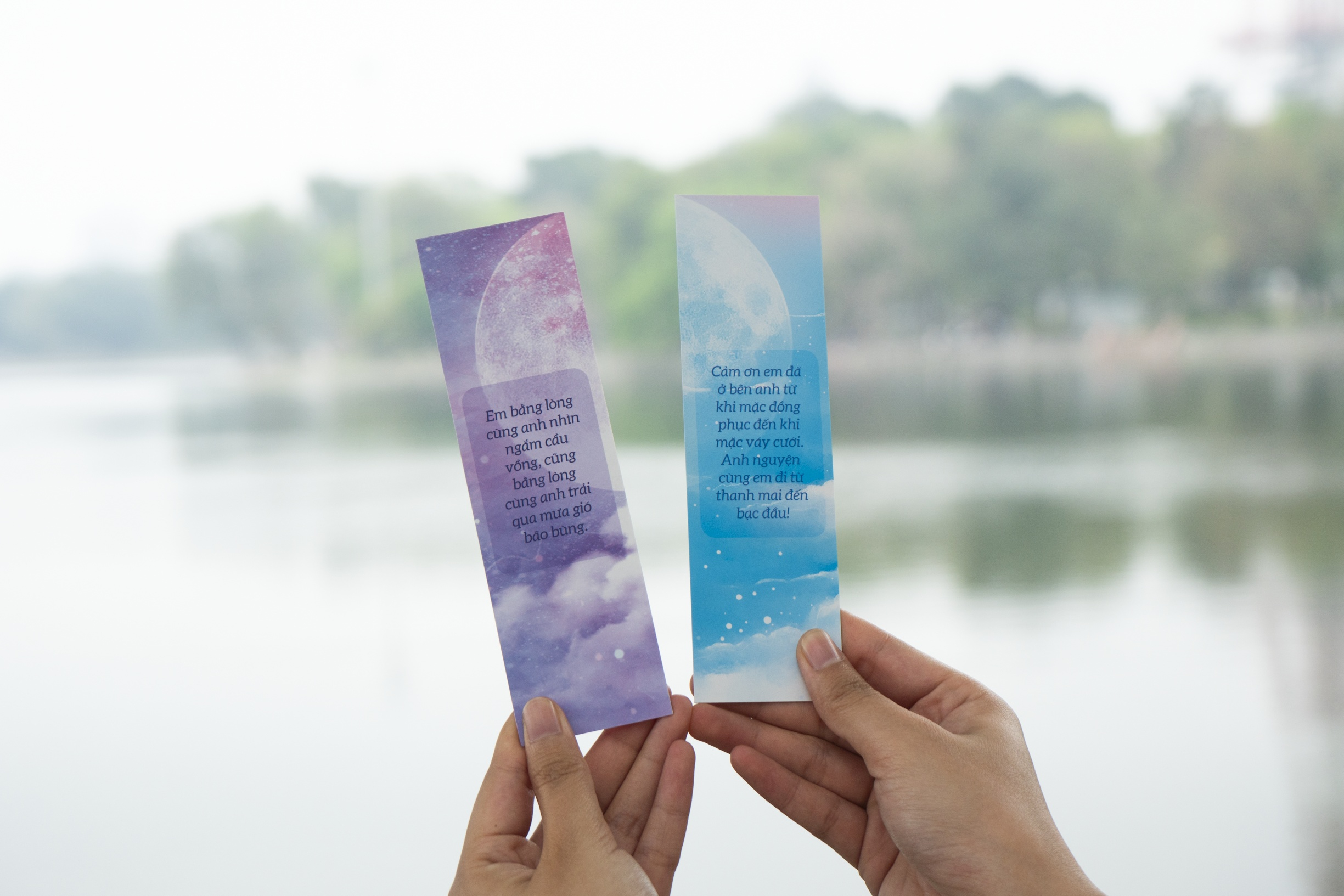 bộ sách đều tại vầng trăng gây họa - tập 1+2 (bộ 2 tập) - bản đặc biệt - tặng kèm 2 bookmark bồi cứng + 1 poscard có chữ ký tác giả + 1 poscard gấp xé + 2 thẻ card