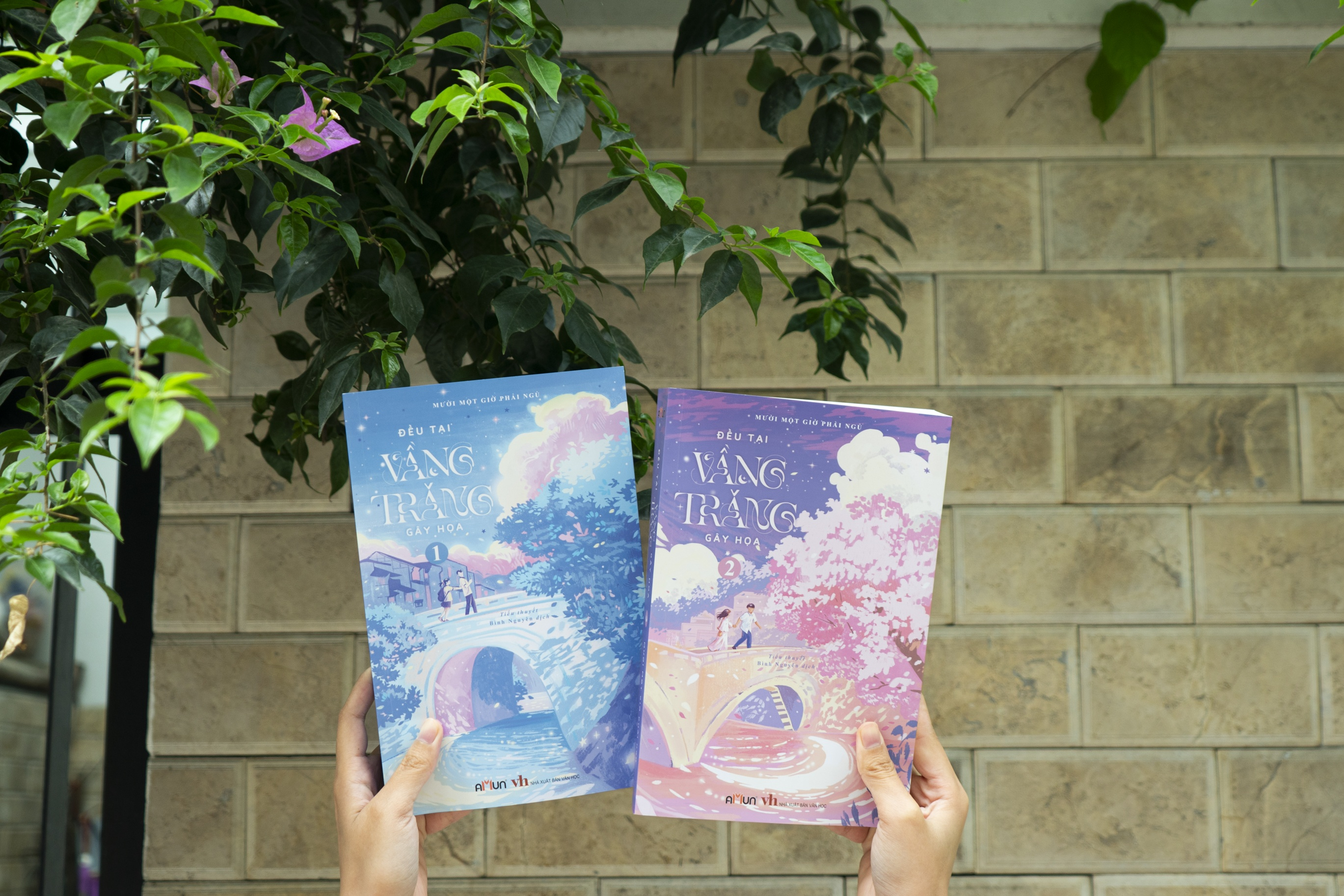 bộ sách đều tại vầng trăng gây họa - tập 1+2 (bộ 2 tập) - bản đặc biệt - tặng kèm 2 bookmark bồi cứng + 1 poscard có chữ ký tác giả + 1 poscard gấp xé + 2 thẻ card