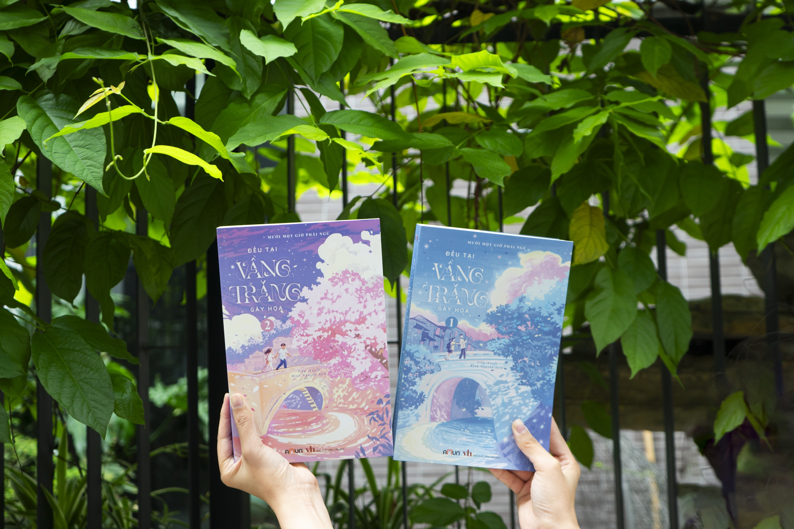 bộ sách đều tại vầng trăng gây họa - tập 1+2 (bộ 2 tập) - bản đặc biệt - tặng kèm 2 bookmark bồi cứng + 1 poscard có chữ ký tác giả + 1 poscard gấp xé + 2 thẻ card