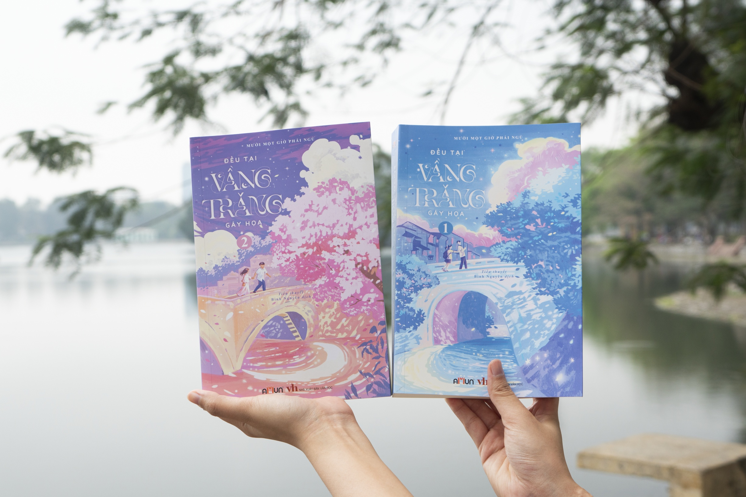 bộ sách đều tại vầng trăng gây họa - tập 1+2 (bộ 2 tập) - bản đặc biệt - tặng kèm 2 bookmark bồi cứng + 1 poscard có chữ ký tác giả + 1 poscard gấp xé + 2 thẻ card