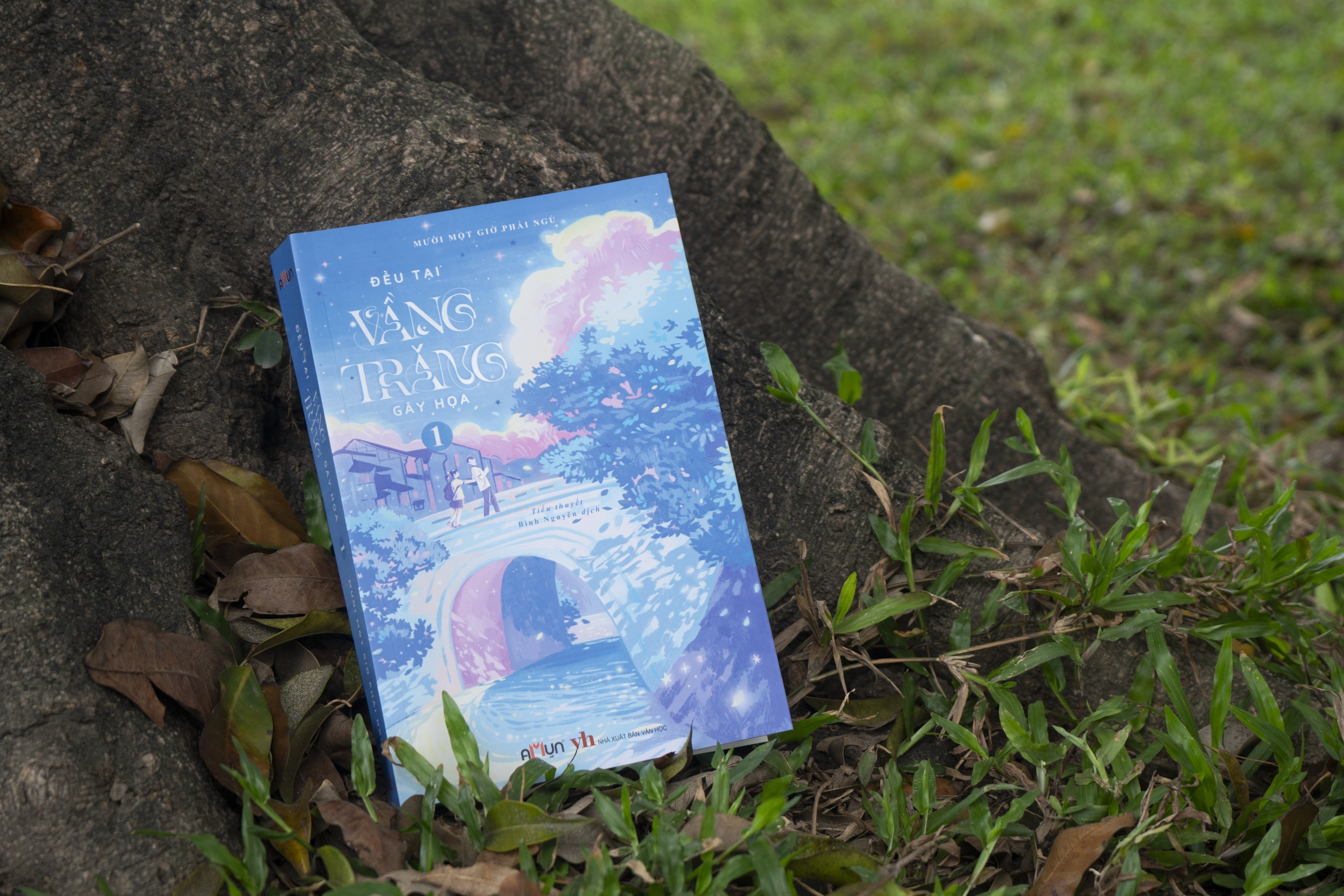 bộ sách đều tại vầng trăng gây họa - tập 1+2 (bộ 2 tập) - bản đặc biệt - tặng kèm 2 bookmark bồi cứng + 1 poscard có chữ ký tác giả + 1 poscard gấp xé + 2 thẻ card