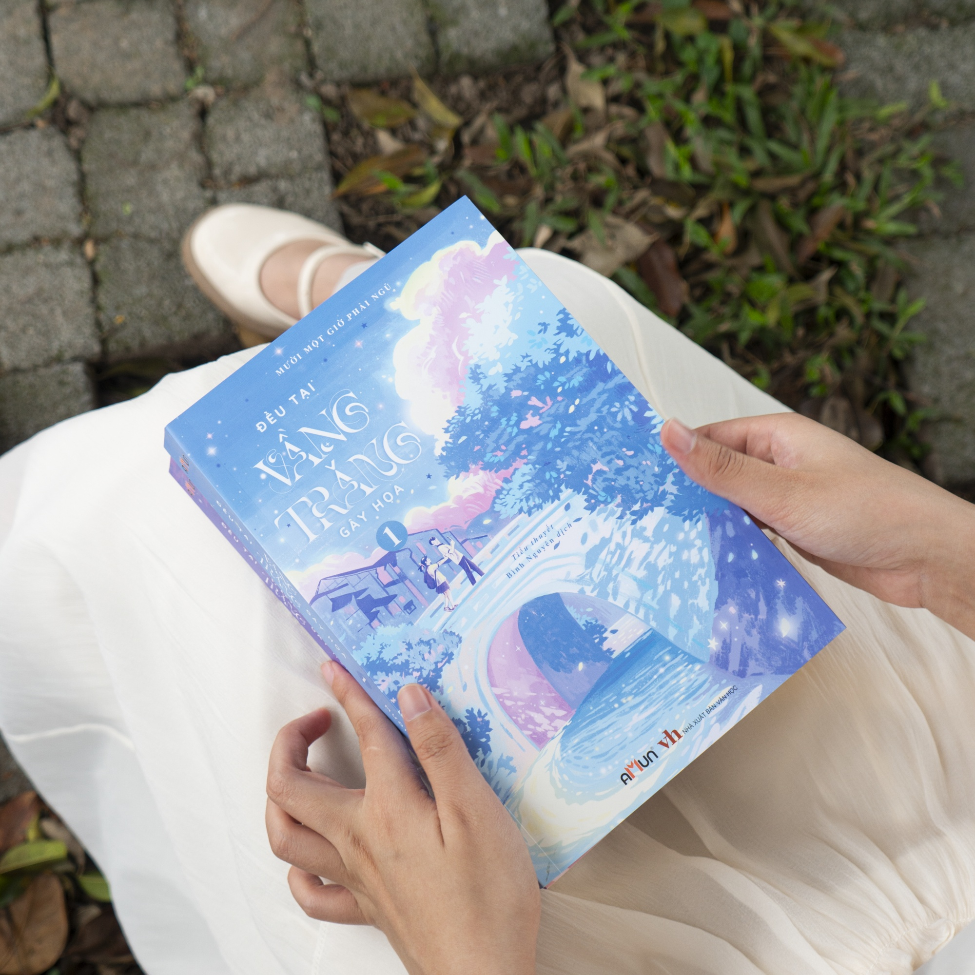 bộ sách đều tại vầng trăng gây họa - tập 1+2 (bộ 2 tập) - bản đặc biệt - tặng kèm 2 bookmark bồi cứng + 1 poscard có chữ ký tác giả + 1 poscard gấp xé + 2 thẻ card