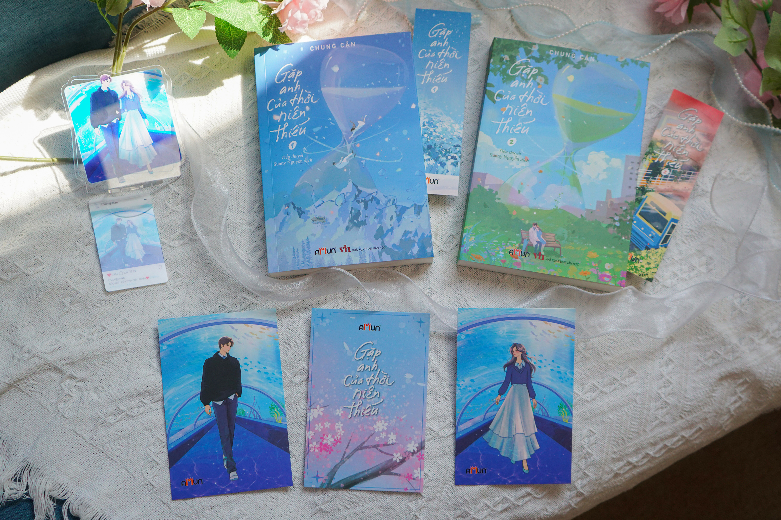 Bo Sach Gap Anh Cua Thoi Nien Thieu - Tap 1 + Tap 2 (Bo 2 Tap) - Ban Dac Biet - Tang Kem 2 Bookmark Boi Cung + 1 Postcard Chu Ky In + 2 Postcard Nhan Vat + 1 Card PVC + 1 Standee Mica