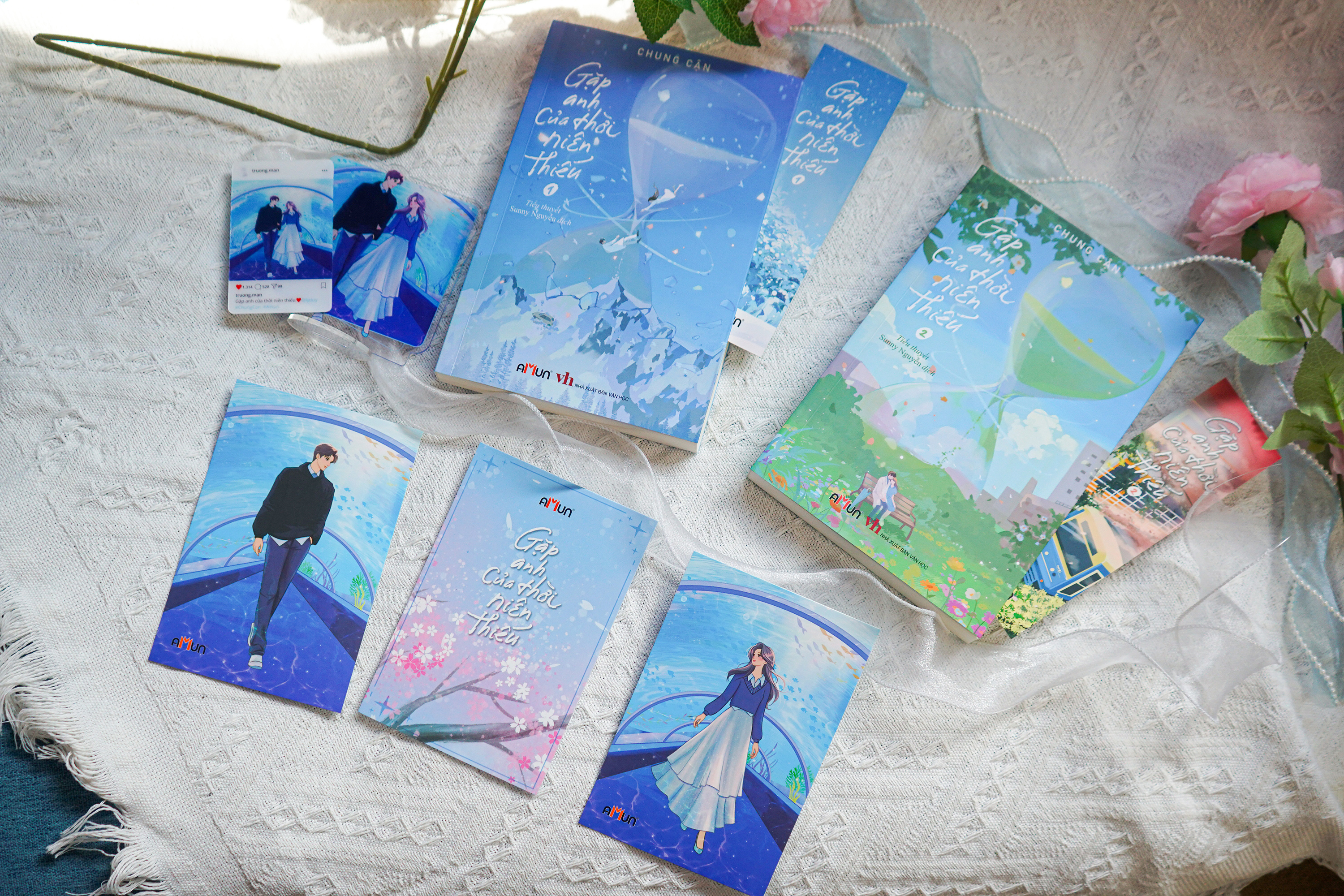 Bo Sach Gap Anh Cua Thoi Nien Thieu - Tap 1 + Tap 2 (Bo 2 Tap) - Ban Dac Biet - Tang Kem 2 Bookmark Boi Cung + 1 Postcard Chu Ky In + 2 Postcard Nhan Vat + 1 Card PVC + 1 Standee Mica