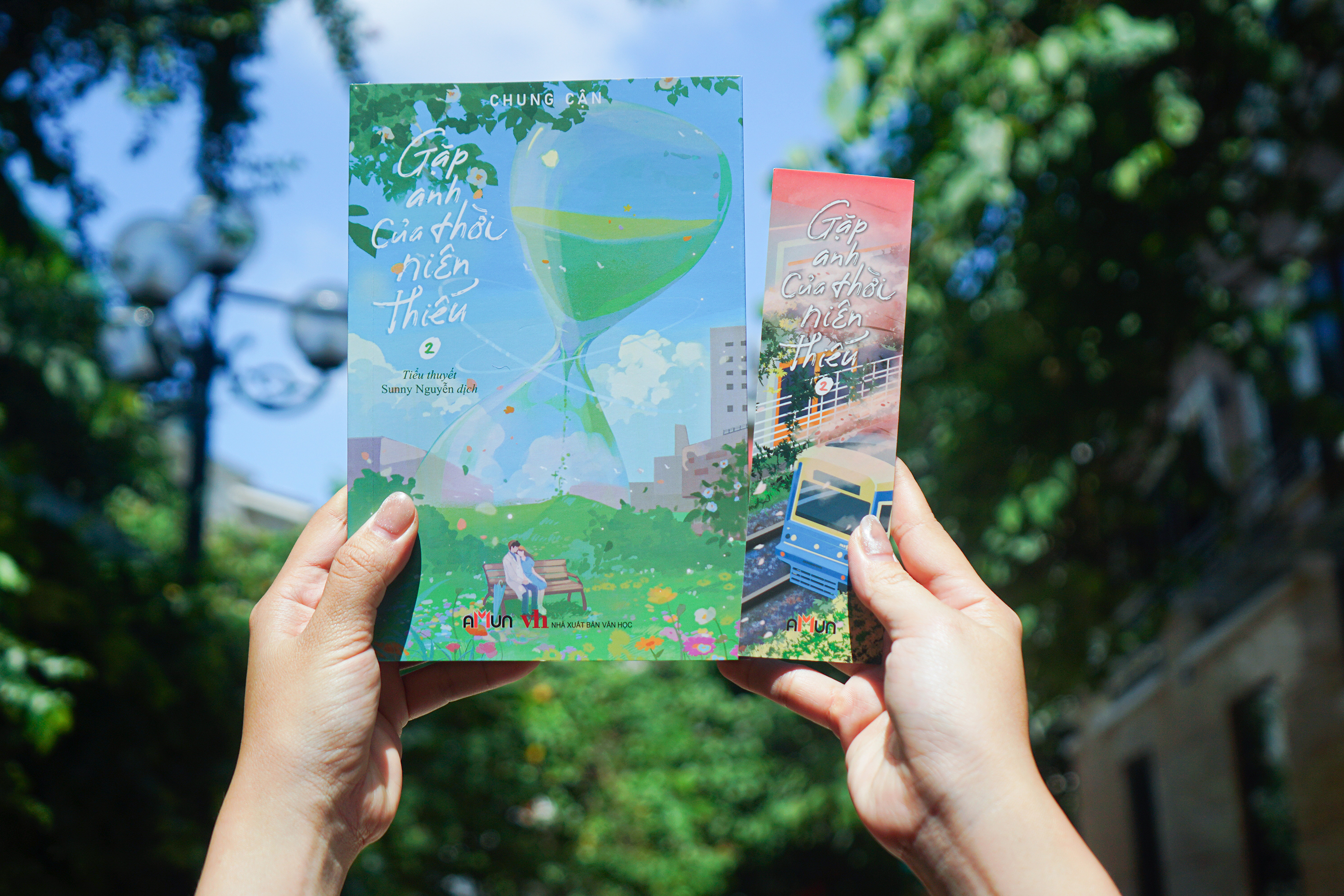 Bo Sach Gap Anh Cua Thoi Nien Thieu - Tap 1 + Tap 2 (Bo 2 Tap) - Ban Dac Biet - Tang Kem 2 Bookmark Boi Cung + 1 Postcard Chu Ky In + 2 Postcard Nhan Vat + 1 Card PVC + 1 Standee Mica